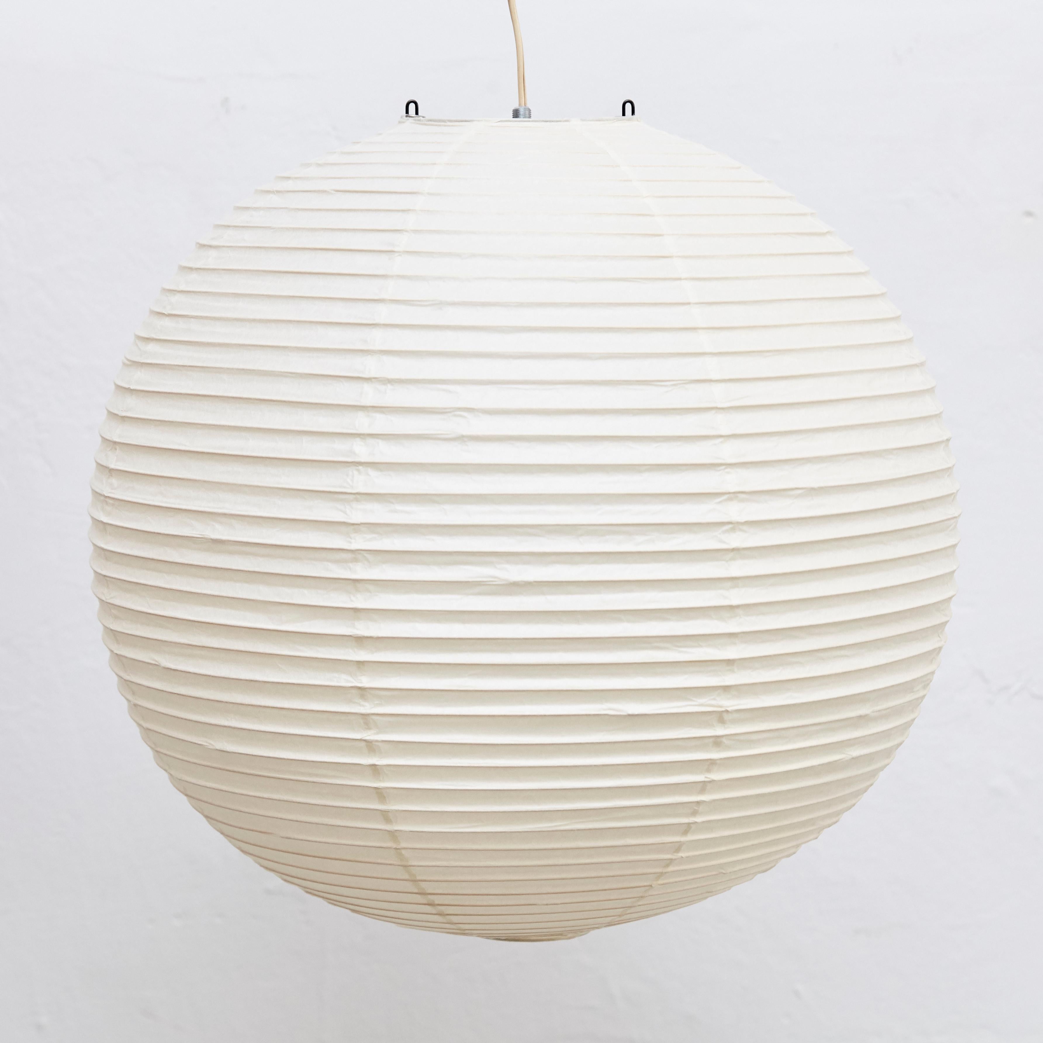 Ceiling lamp, designed by Isamu Noguchi.
Manufactured by Ozeki & Company Ltd. (Japan.)
Bamboo ribbing structure covered by washi paper manufactured according to the traditional procedures.

In good vintage condition.

Edition signed with