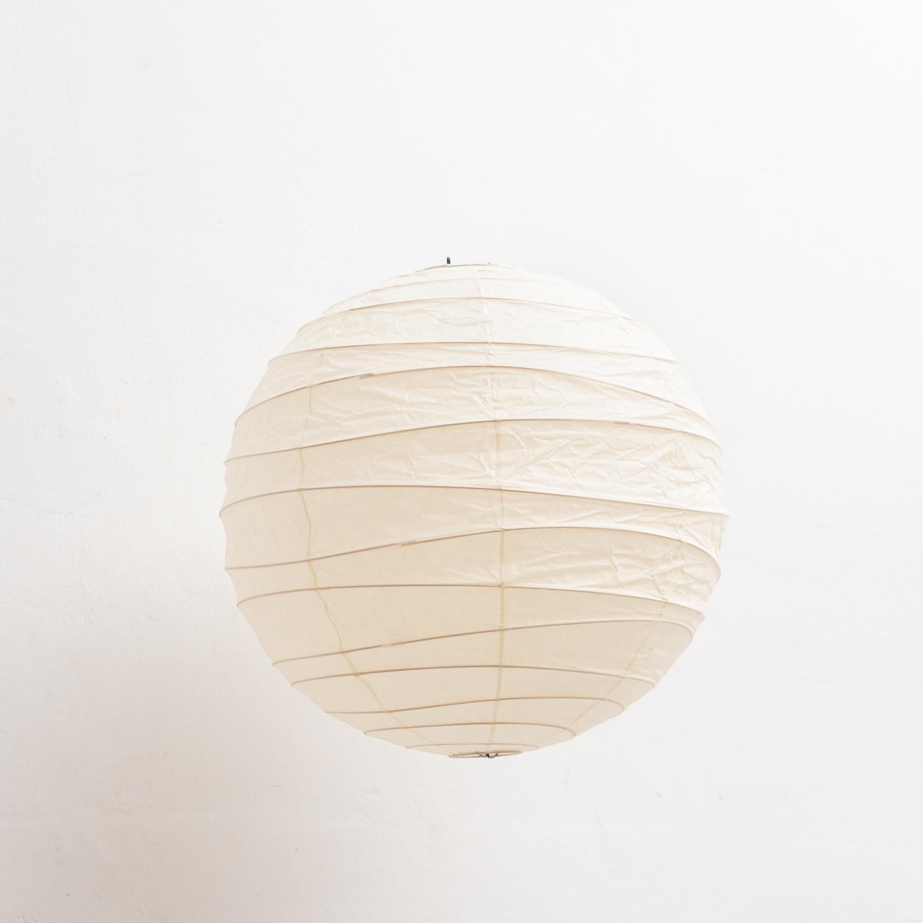 Le plafonnier Isamu Noguchi 45D est un chef-d'œuvre d'éclairage qui allie élégance minimaliste et fonctionnalité moderne. Conçu par le célèbre artiste et designer Isamu Noguchi en 1951, ce plafonnier est un exemple de sa capacité à créer des pièces