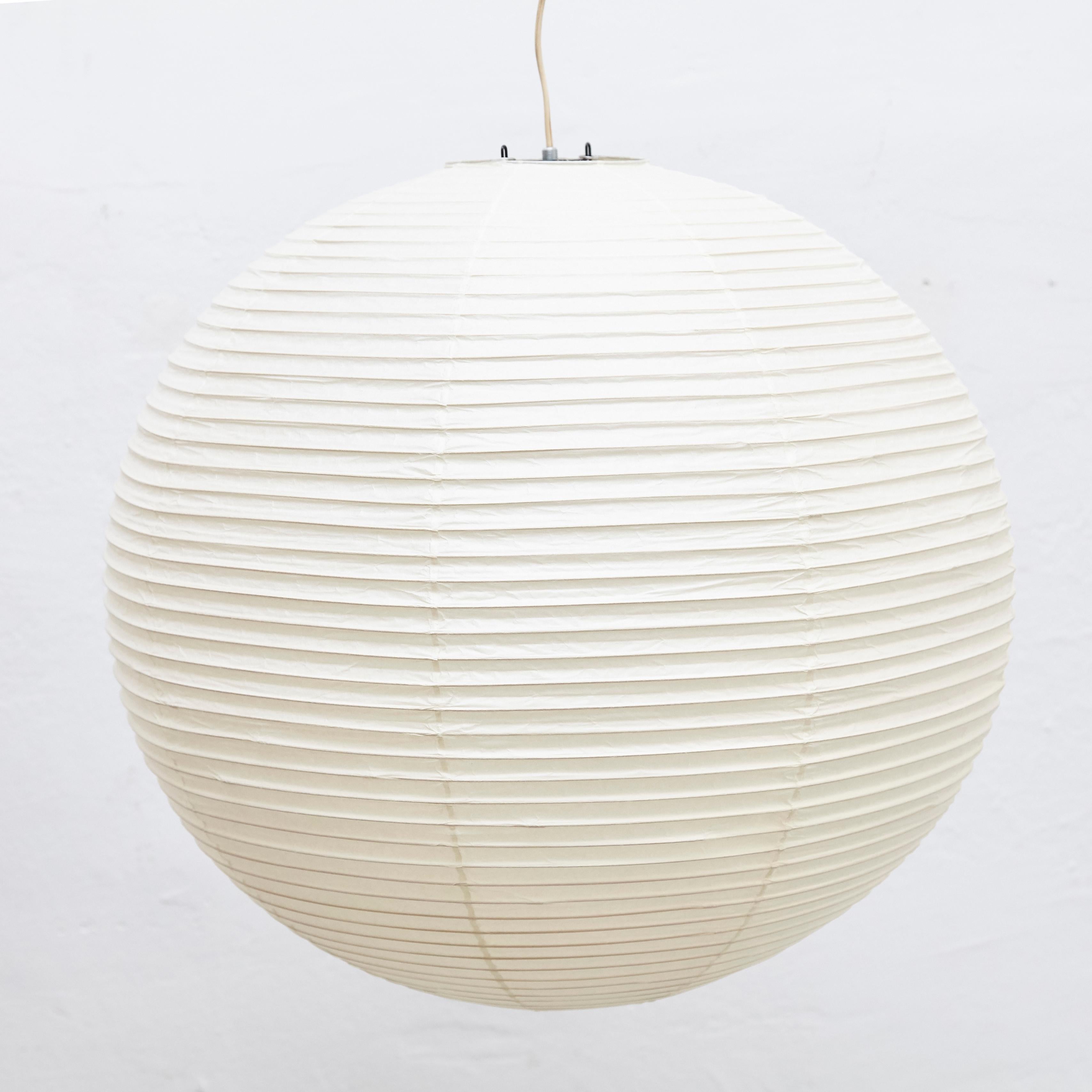 Ceiling Lamp, designed by Isamu Noguchi.
Manufactured by Ozeki & Company Ltd. (Japan.)
Bamboo ribbing structure covered by washi paper manufactured according to the traditional procedures.

In good vintage condition.

Edition signed with