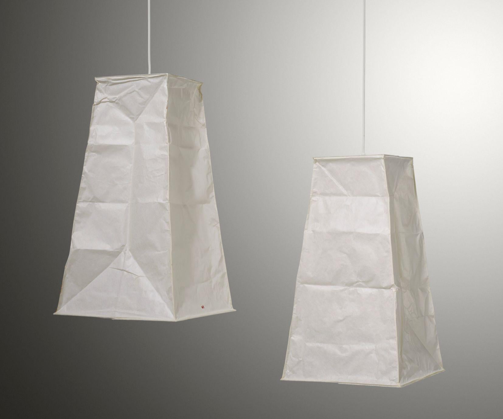 Isamu Noguchi, sculture a sospensione Akari, modello V2
Ozeki & Co. Ltd.
Giappone, progettato nel 1977.
carta washi
Dimensioni:
23½ h × 13½ l × 13½ p in H. H. H. × 13½ l × 13½ p in
Condit: Molto buono, , lievi segni di sporcizia su alcuni bordi, mai