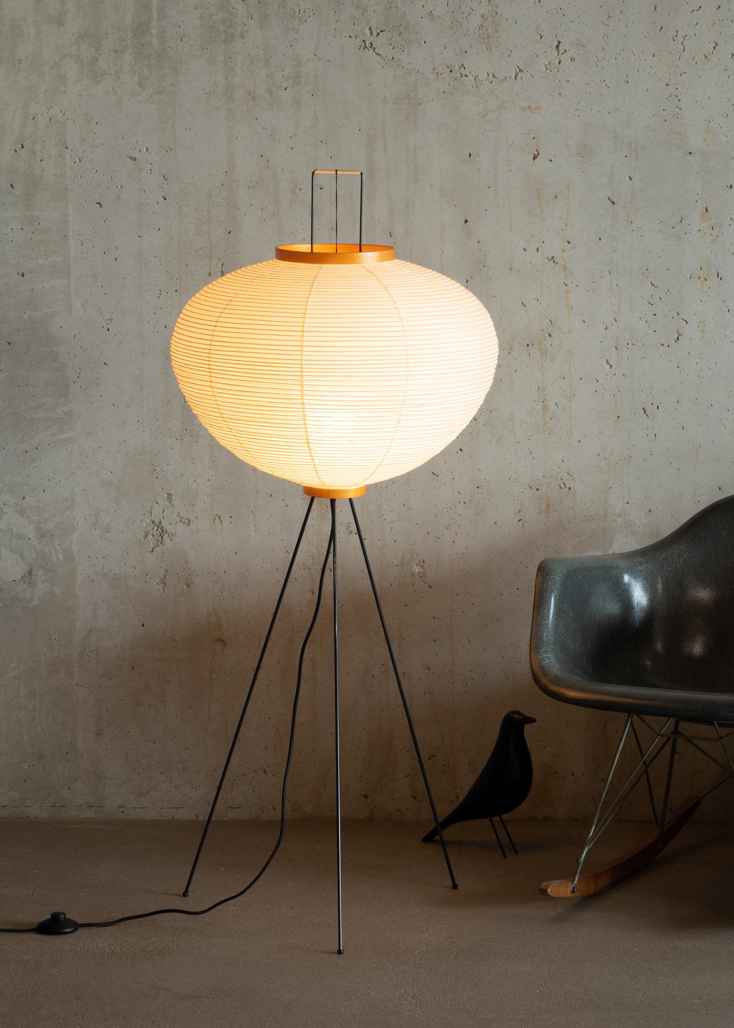 Mid-Century Modern Isamu Noguchi Akari 10A floor lamp in Washi Paper and Bamboo by Ozeki