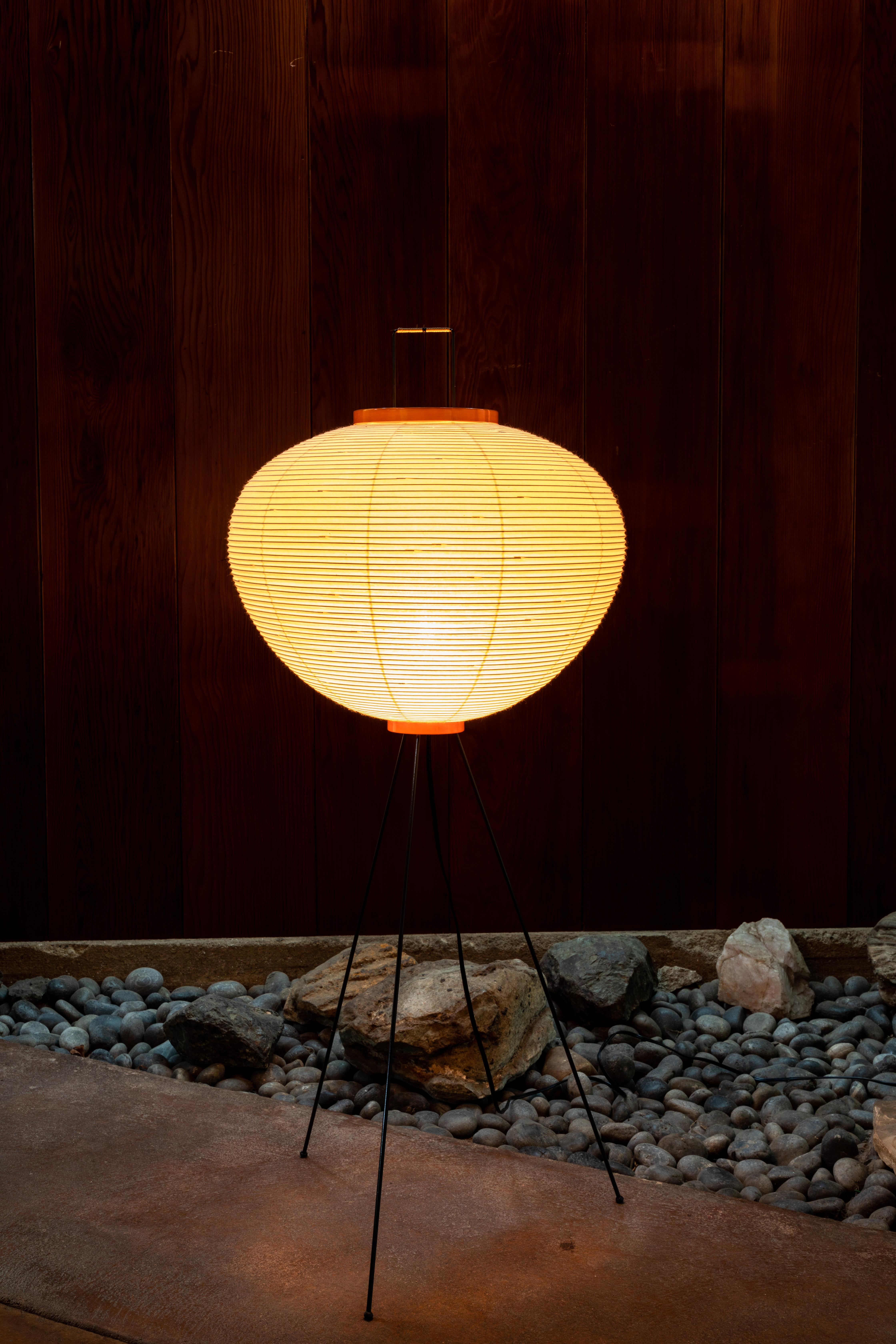 Isamu Noguchi Akari 10A Stehlampe mit gestempelter Signatur im Angebot 3