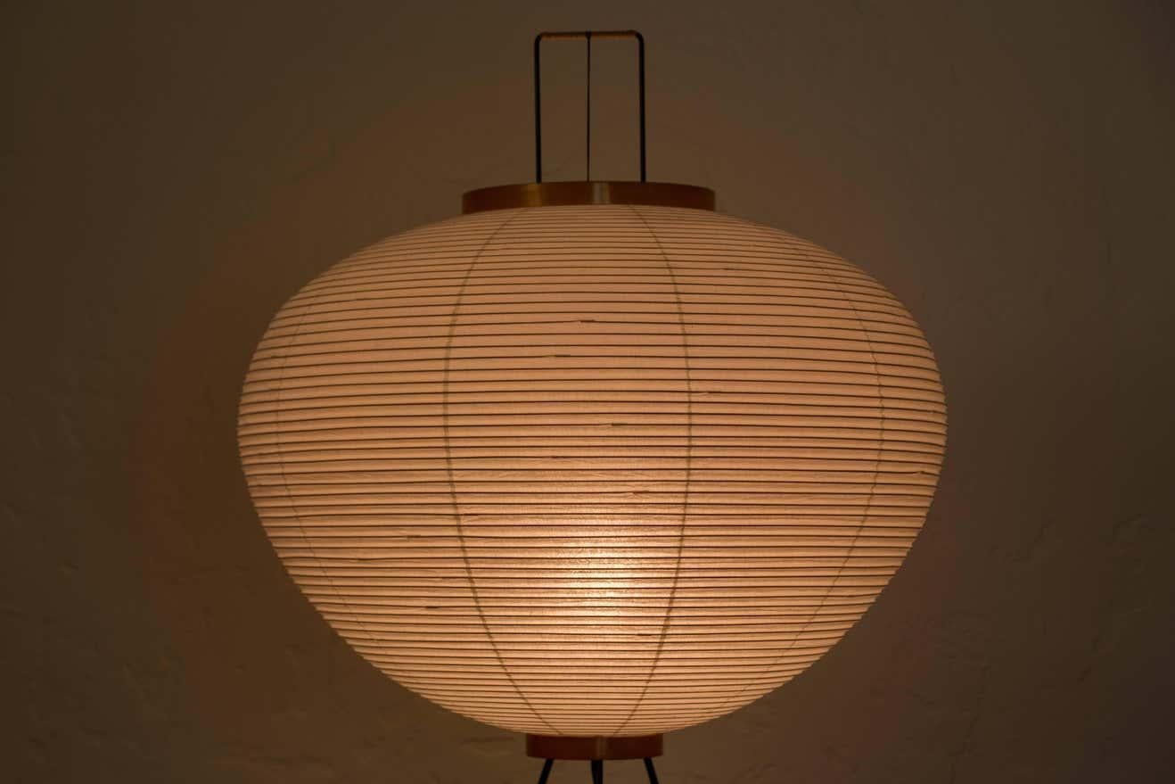 Isamu Noguchi Akari 10A Stehlampe mit gestempelter Signatur (Anglo-japanisch) im Angebot