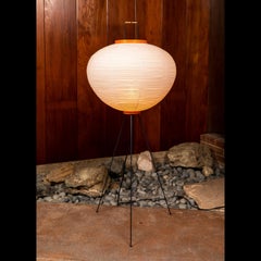 Lampada da terra Isamu Noguchi Akari 10A con firma stampata - Esposizione in showroom