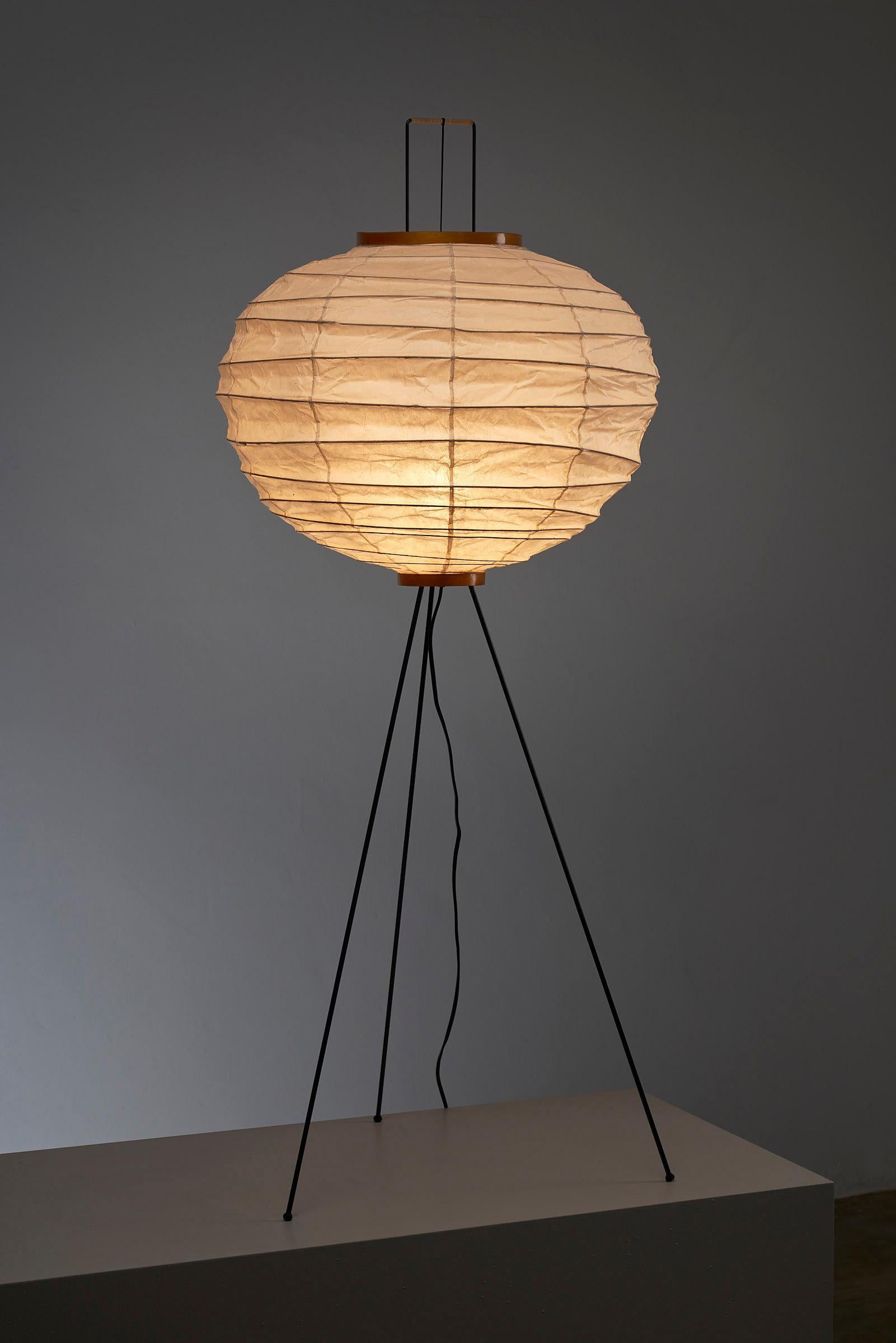 Was diese spezielle Akari-Lampe noch außergewöhnlicher macht, ist ihr makelloser Zustand und ihre Geschichte. Diese Lampe wurde noch nie benutzt und ist seit ihrer Herstellung in den 1950er Jahren in ihrem ursprünglichen Zustand erhalten geblieben.