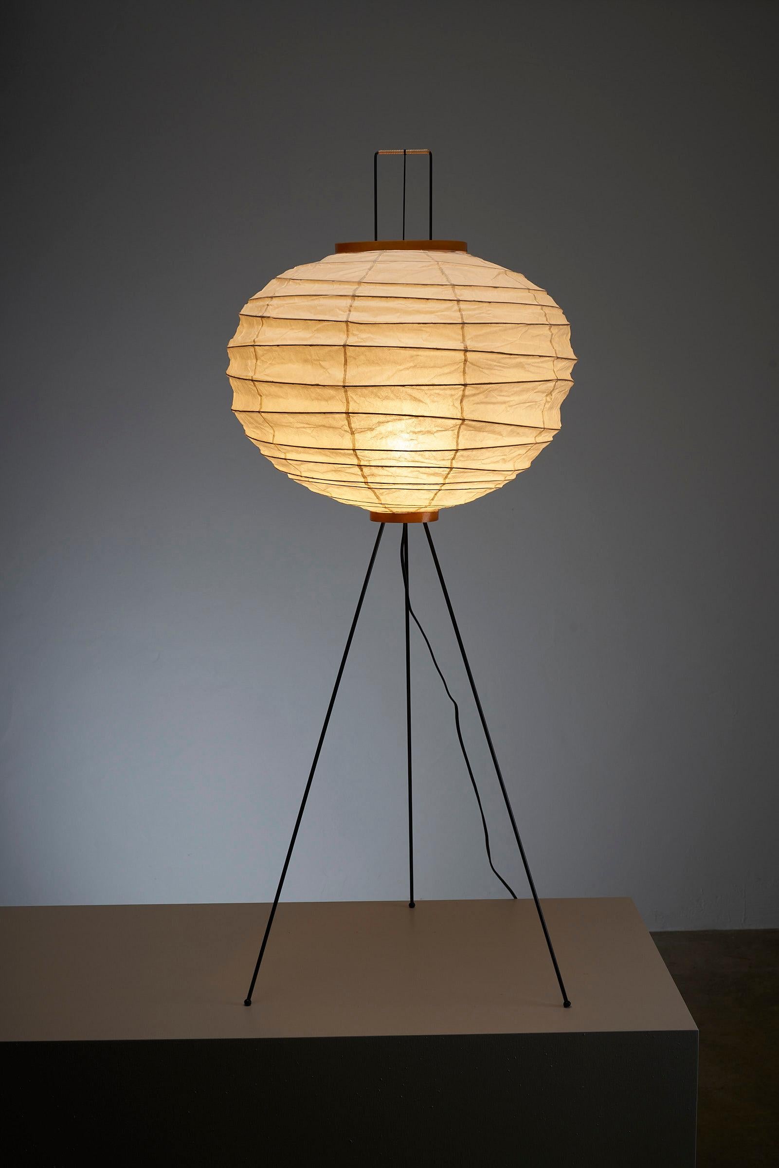 Rare Akari 10DA by Isamu Noguchi for Ozeki 1951, 1st Edition  In Good Condition For Sale In Mortsel, BE