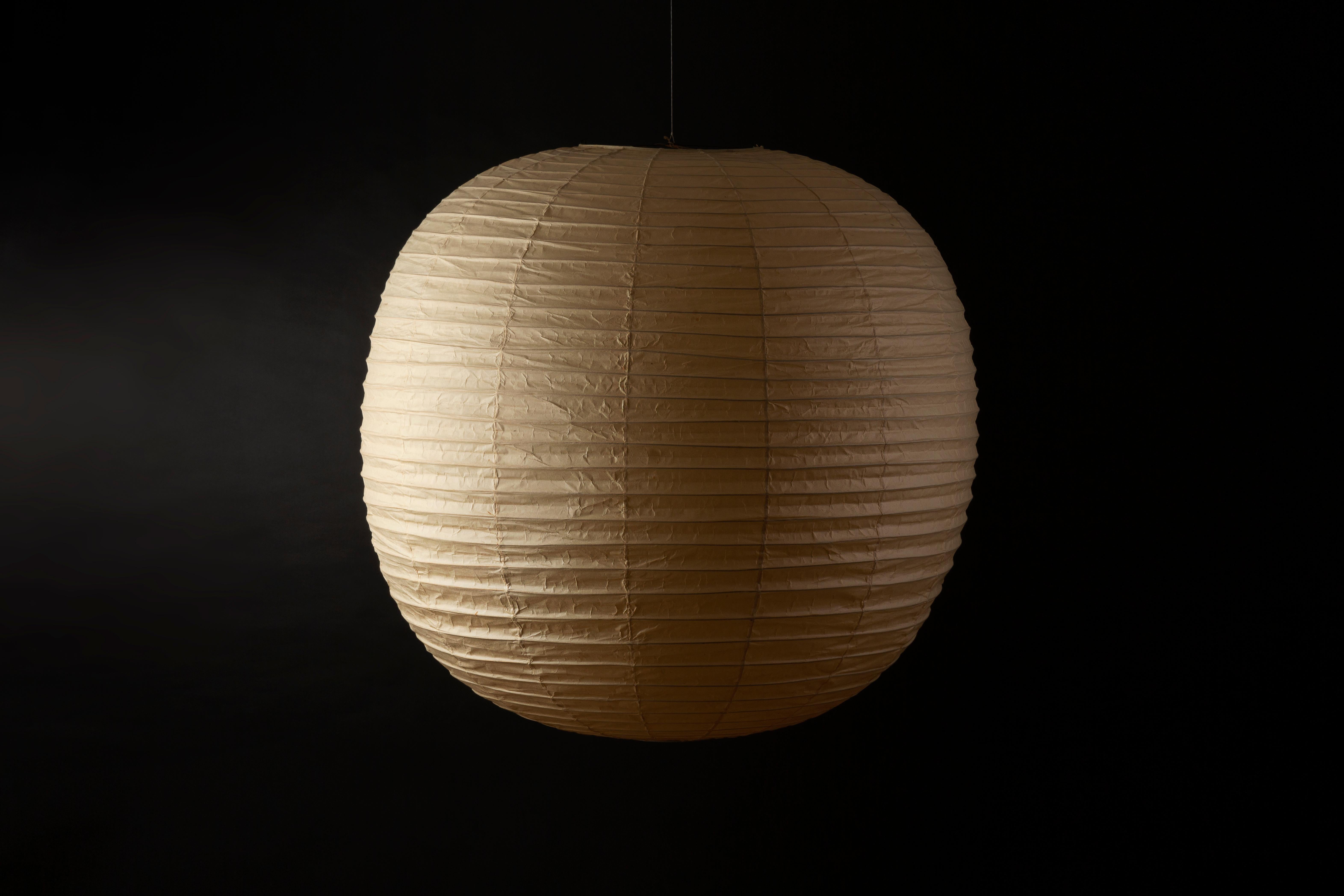 Akari model “125F” by Isamu Noguchi.
Original shade in washi & bamboo rims.
Structure in black lacquered metal.
Hand-made form realized by Ozeki Company, Gifu, Japan.
Series started in 1951.
Very rare & early model with the iconic red logo, the