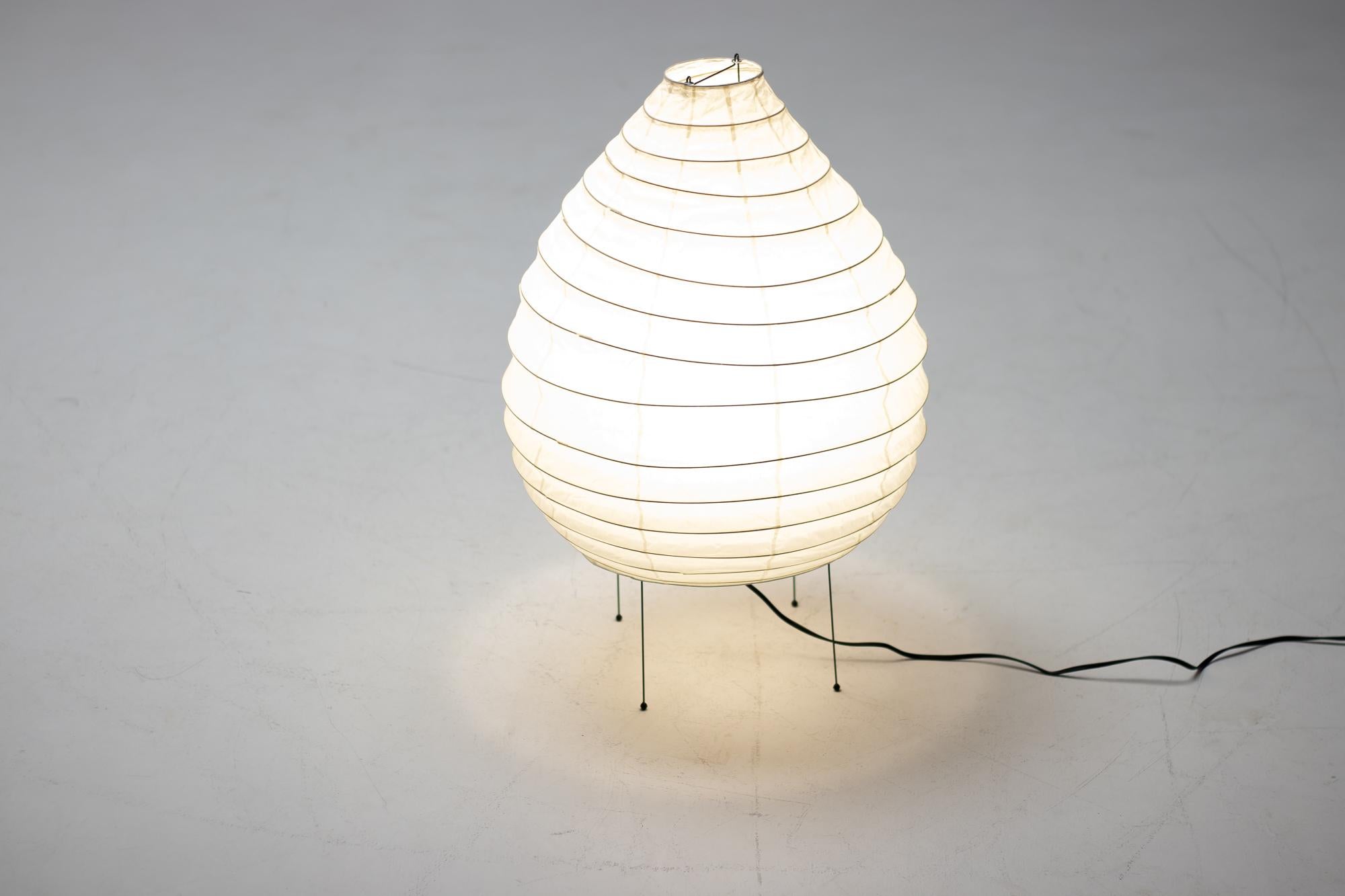 Mid-Century Modern Isamu Noguchi Akari 22N Table Lamp