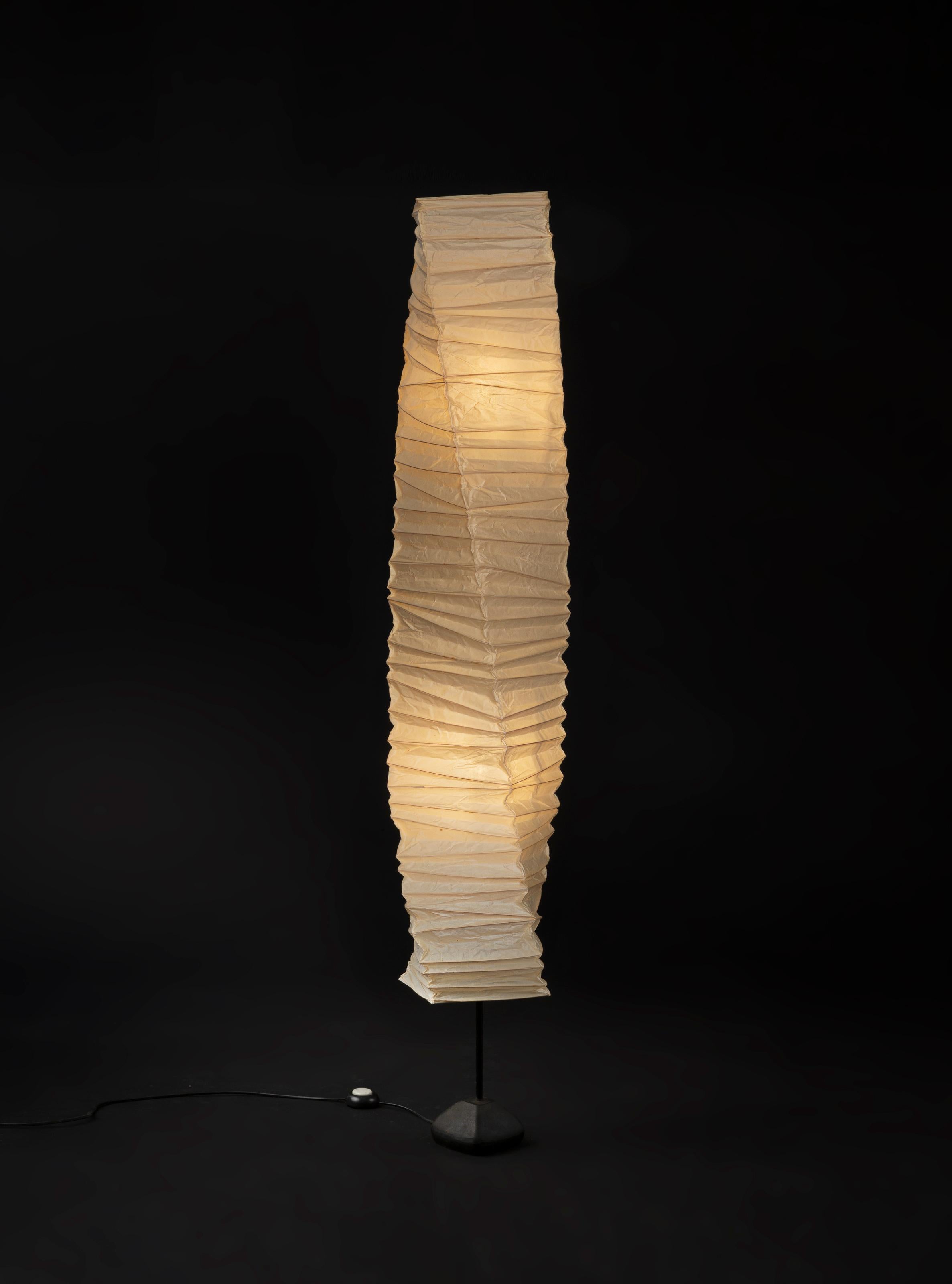 Akari model “30N” on “Single Stem Base” (T3) by Isamu Noguchi.
Original shade in washi & bamboo rims.
Structure in black lacquered metal & pyramidal base in cast iron and black lacquered metal stem
handmade form realized by Ozeki Company, Gifu,