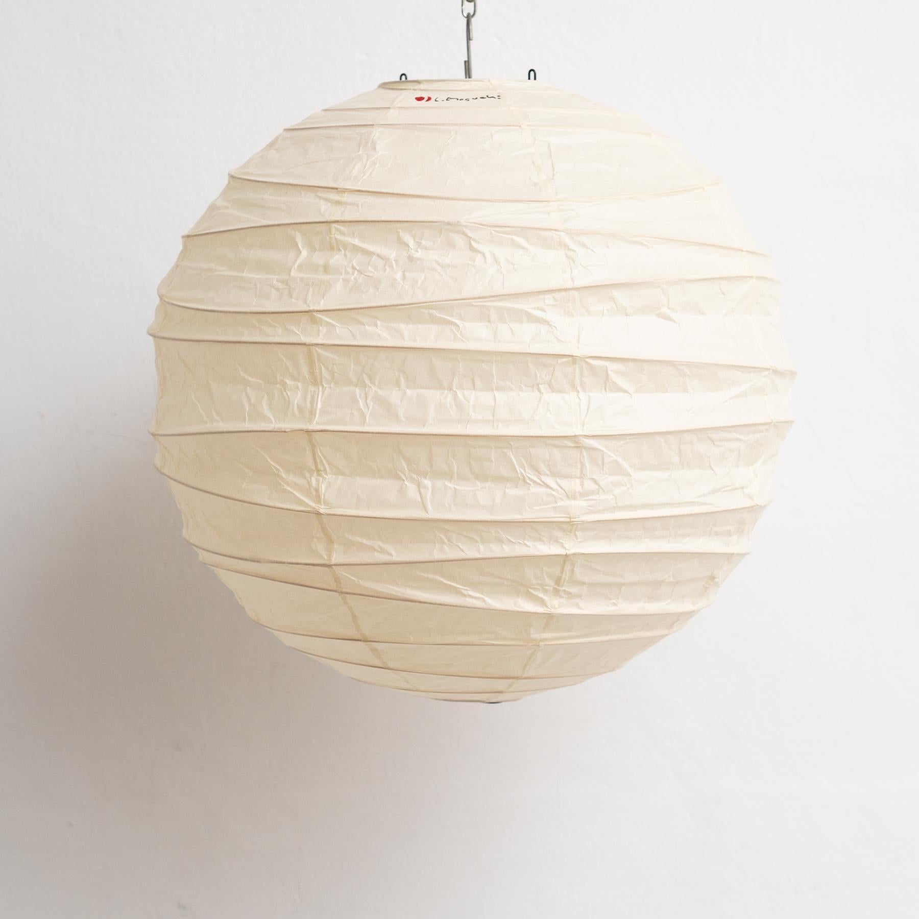 Scopri l'eleganza senza tempo della lampada a sospensione Isamu Noguchi Akari 45D, un capolavoro di design che trascende le generazioni. Creata nel 1951 e sapientemente prodotta da Ozeki & Co. in Giappone intorno al 1980, questa lampada mostra