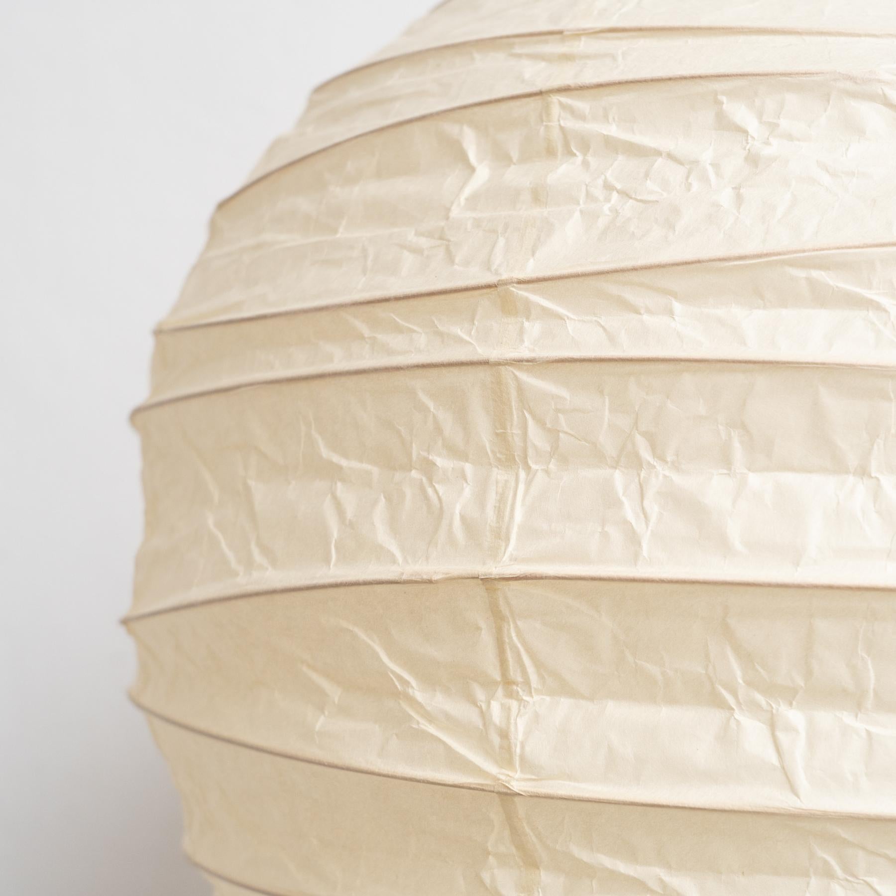 Mid-Century moderno Lampada a sospensione Isamu Noguchi Akari 45D: Eleganza giapponese senza tempo in vendita