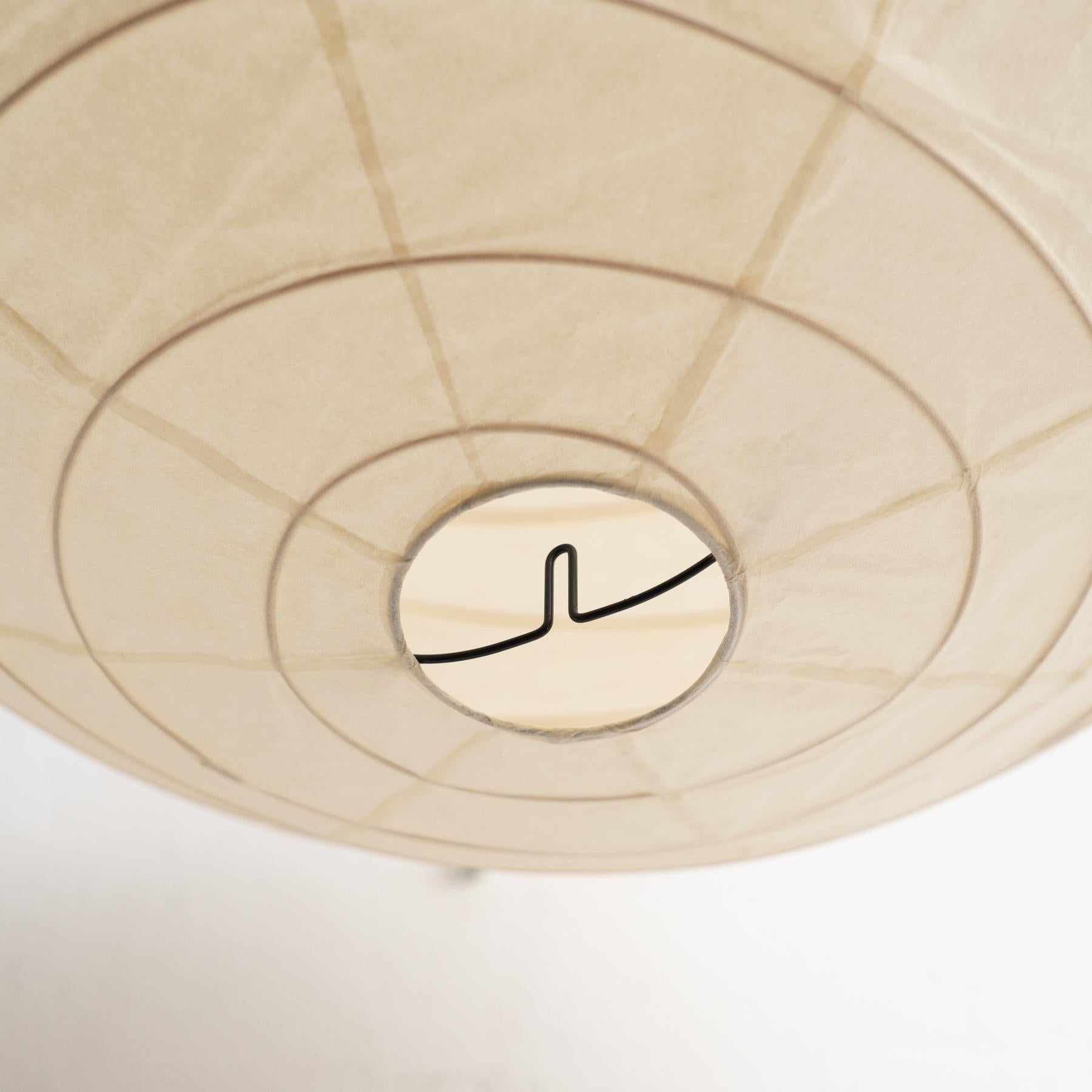 Lampada a sospensione Isamu Noguchi Akari 45D: Eleganza giapponese senza tempo In condizioni buone in vendita a Barcelona, Barcelona