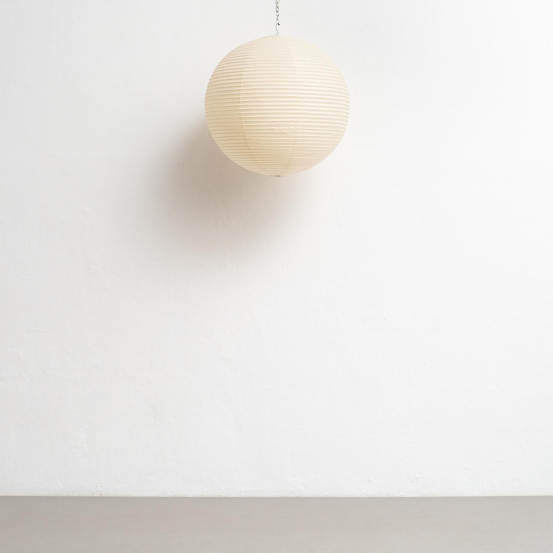 Erleben Sie die zeitlose Eleganz der Isamu Noguchi Akari 55A Pendelleuchte, ein Design-Meisterwerk, das Generationen überdauert. Diese 1951 entworfene und um 1980 von Ozeki & Co. in Japan fachmännisch gefertigte Lampe zeigt das bleibende Erbe der