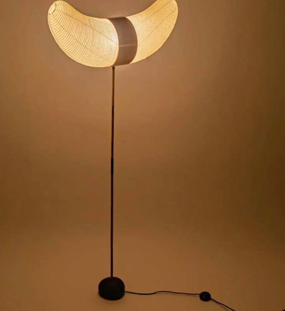 
Die Akari-Lichtskulpturen von Isamu Noguchi gelten als Ikonen des modernen Designs der 1950er Jahre. Die 1951 von Noguchi entworfenen und seit einem halben Jahrhundert vom Originalhersteller in Gifu, Japan, handgefertigten Papierlaternen sind eine