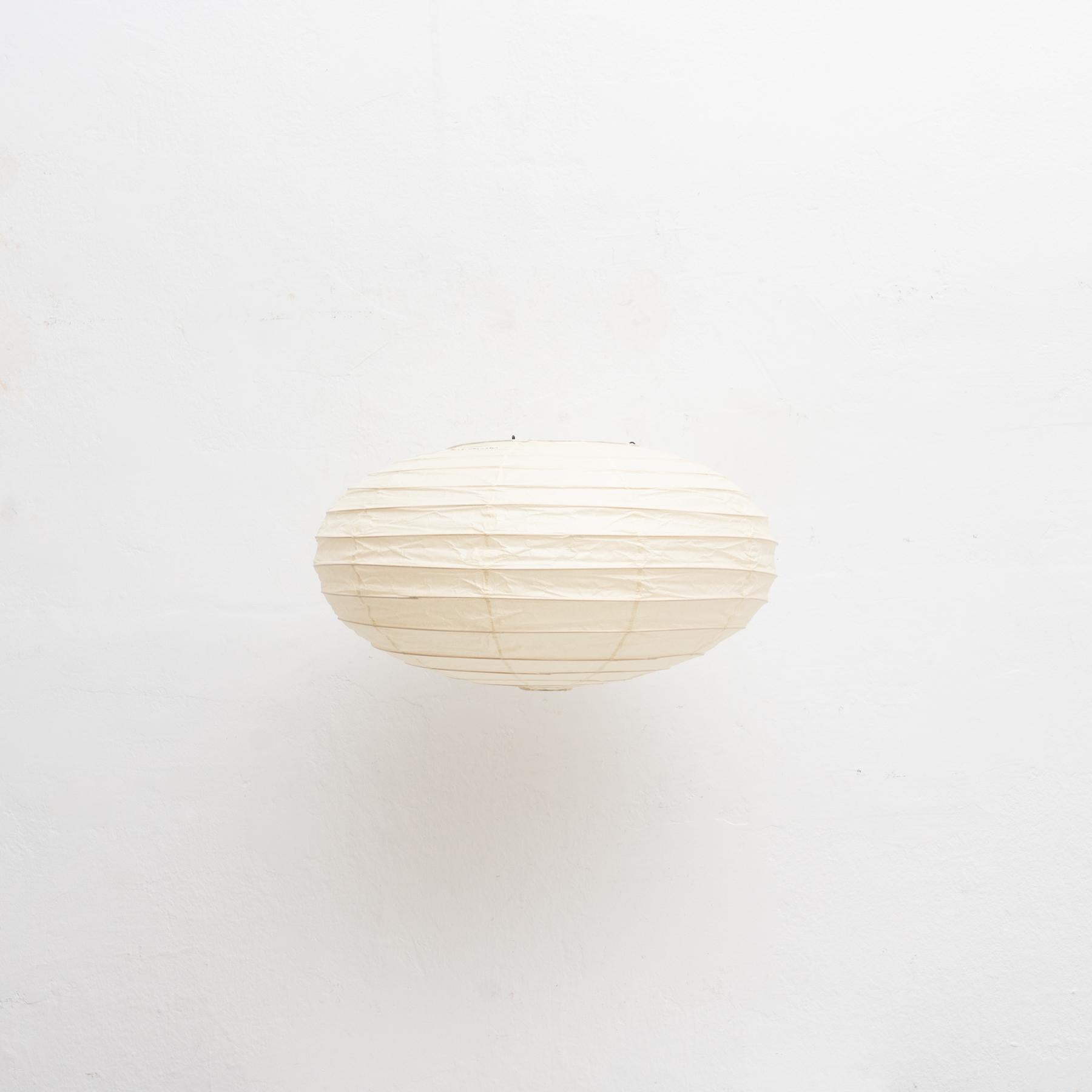 Lampe suspendue modèle 50EN conçue par Isamu Noguchi.
Fabriqué par Ozeki & Company Ltd. (Japon.)
Structure en nervures de bambou recouverte de papier washi fabriqué selon les procédures traditionnelles.

En état d'origine, avec une usure mineure