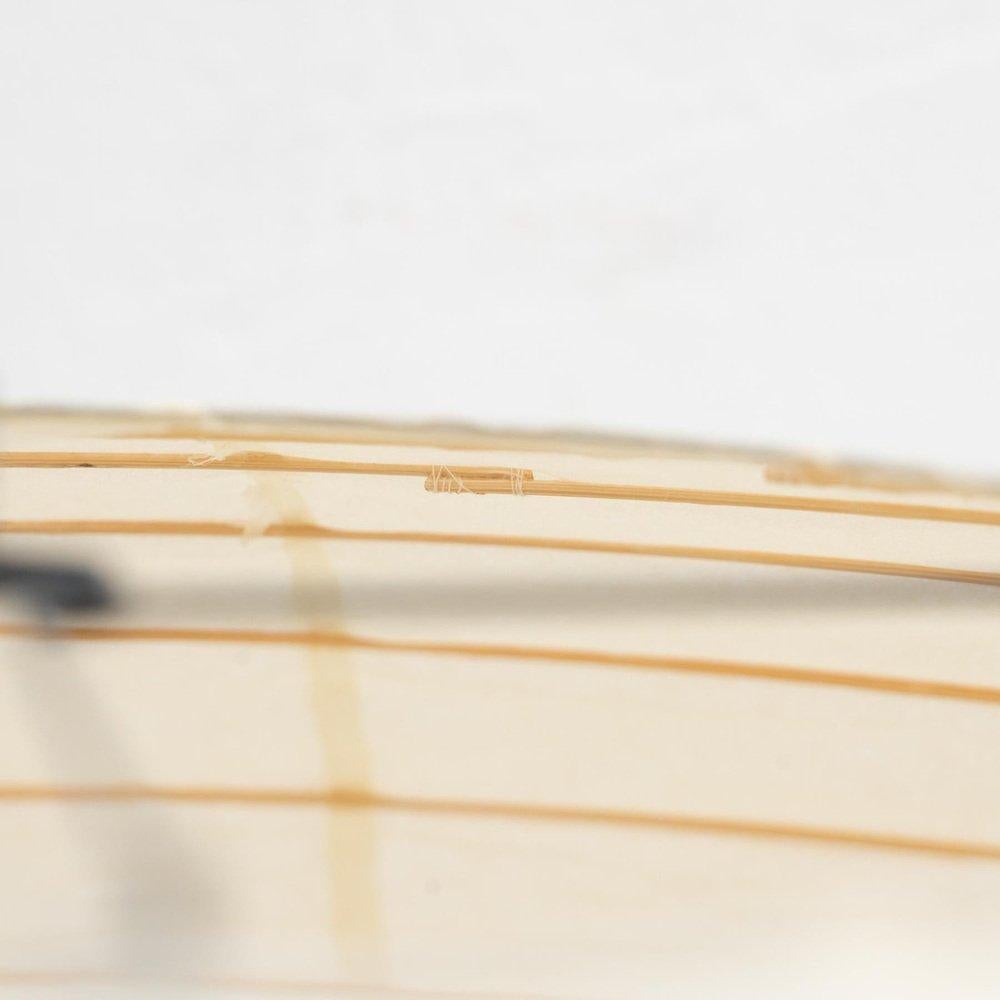 Lampe suspendue modèle 50EN conçue par Isamu Noguchi.
Fabriqué par Ozeki & Company Ltd. (Japon.)
Structure en nervures de bambou recouverte de papier washi fabriqué selon les procédures traditionnelles.

En état d'origine, avec une usure mineure