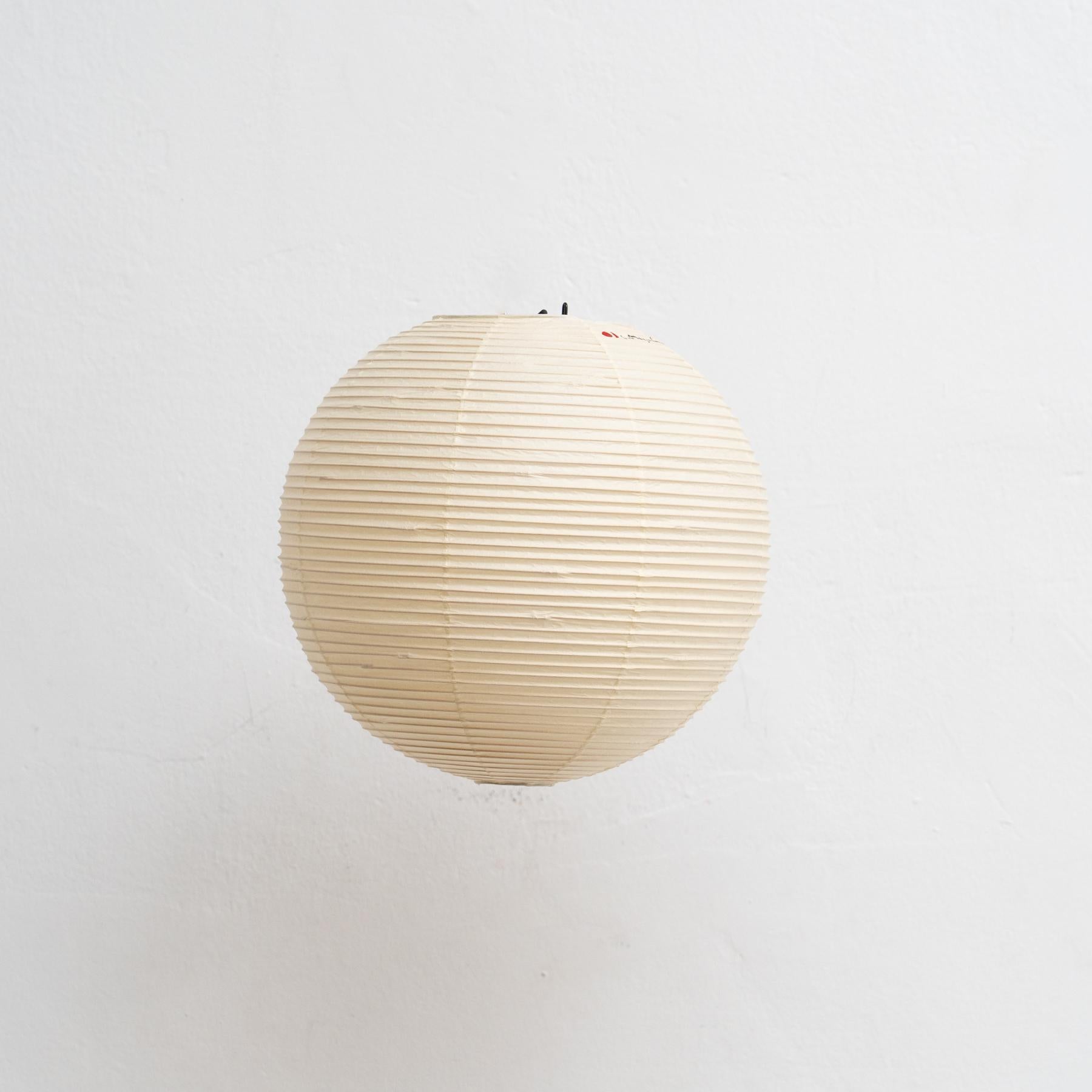 Lampe suspendue modèle 30A conçue par Isamu Noguchi.

Fabriqué par Ozeki & Company Ltd. (Japon.)

Structure en nervures de bambou recouverte de papier washi fabriqué selon les procédures traditionnelles.

En état d'origine, avec une usure mineure