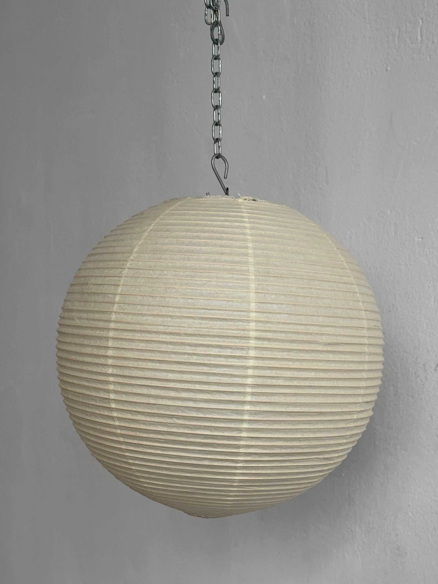 Lampe suspendue modèle 30A conçue par Isamu Noguchi.

Fabriqué par Ozeki & Company Ltd. (Japon.)

Structure en nervures de bambou recouverte de papier washi fabriqué selon les procédures traditionnelles.

En état d'origine vintage, avec beaucoup