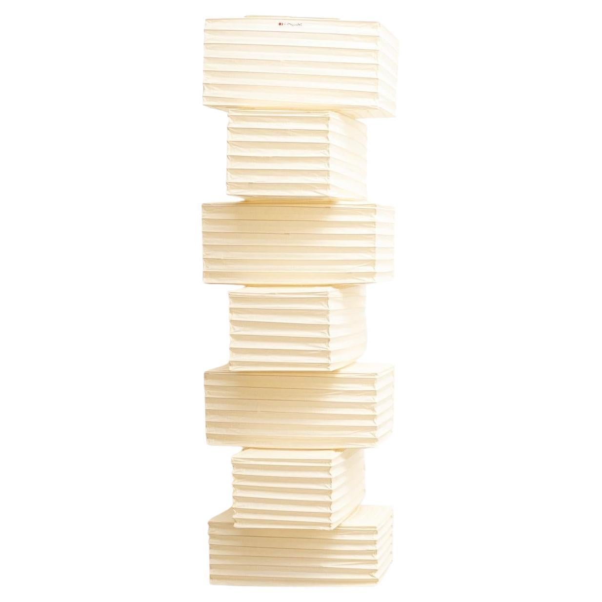 Lampe suspendue modèle 36N conçue par Isamu Noguchi.
Fabriqué par Ozeki & Company Ltd. (Japon.) 

Structure en nervures de bambou recouverte de papier washi fabriqué selon les procédures traditionnelles.

En état d'origine, avec une usure mineure