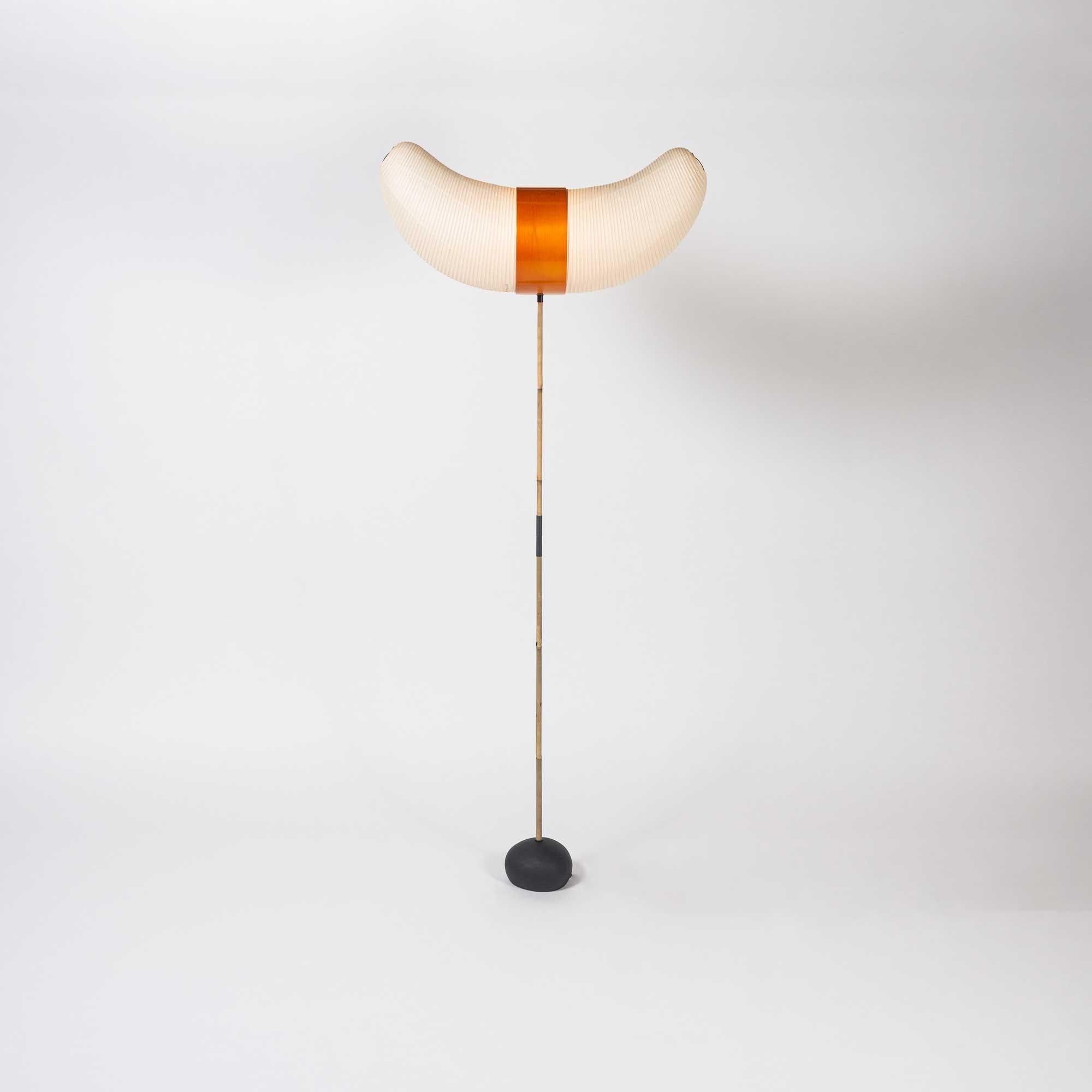 NOS (New old stock) Lámpara de pie Isamu Noguchi Akari modelo BB3-33S, Made in Japan estampada en la Base de acero. En perfecto estado, sin arañazos en el marco ni desgarros en la pantalla.
 