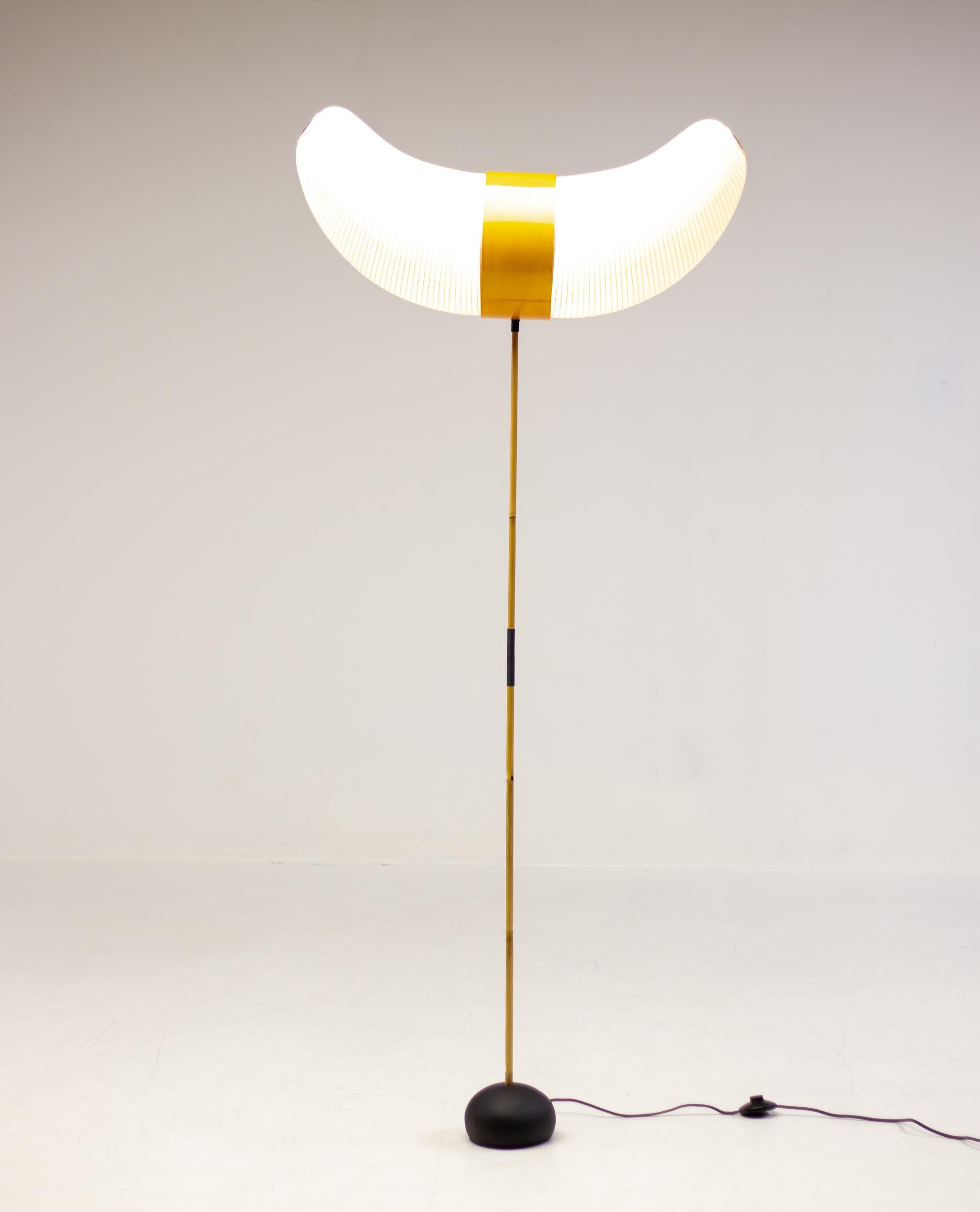Poetische Stehleuchte Akari von Isamu Noguchi, Modell BB3-33S, entworfen von Isamu Noguchi, 1951. 
Sockel aus Gusseisen mit Bambusstamm und handgefertigtem Washi-Papierschirm. 
Hergestellt von Ozeki & Co. in Japan. 
Mit Noguchi-Signatur und rotem