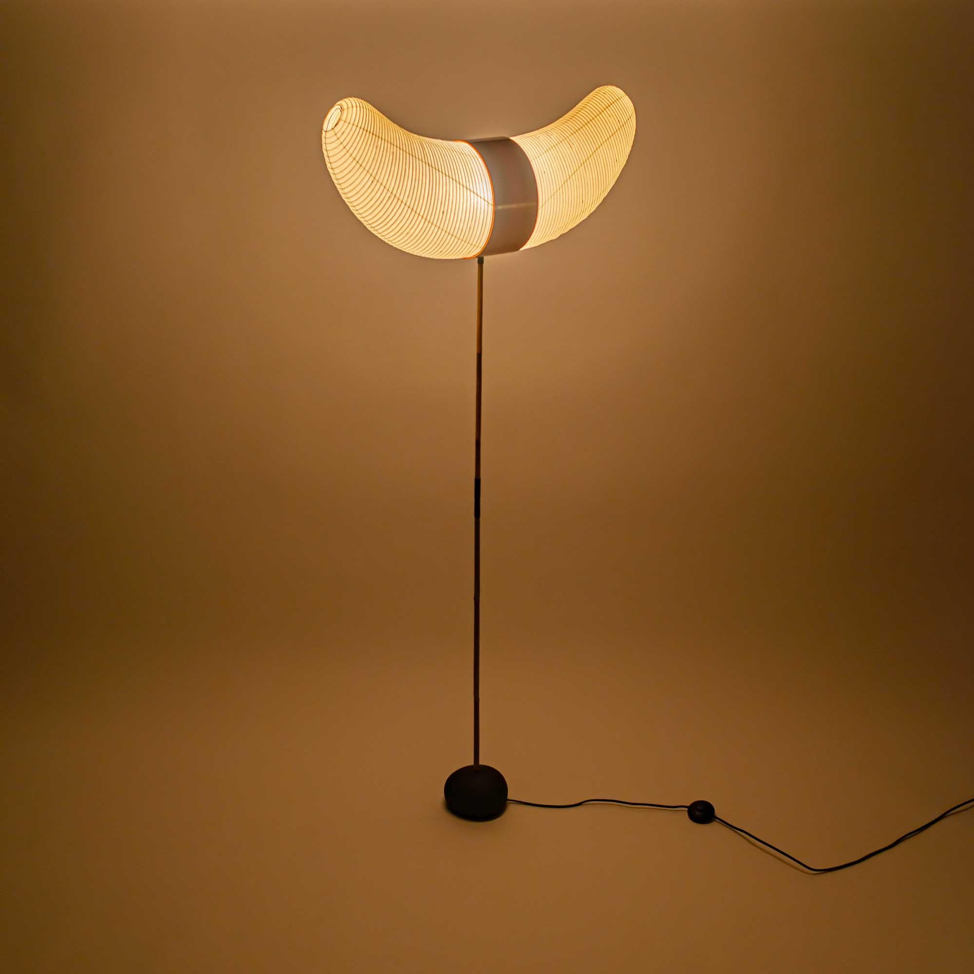 Isamu Noguchi Akari: Stehlampe BB3-33S (Moderne der Mitte des Jahrhunderts) im Angebot