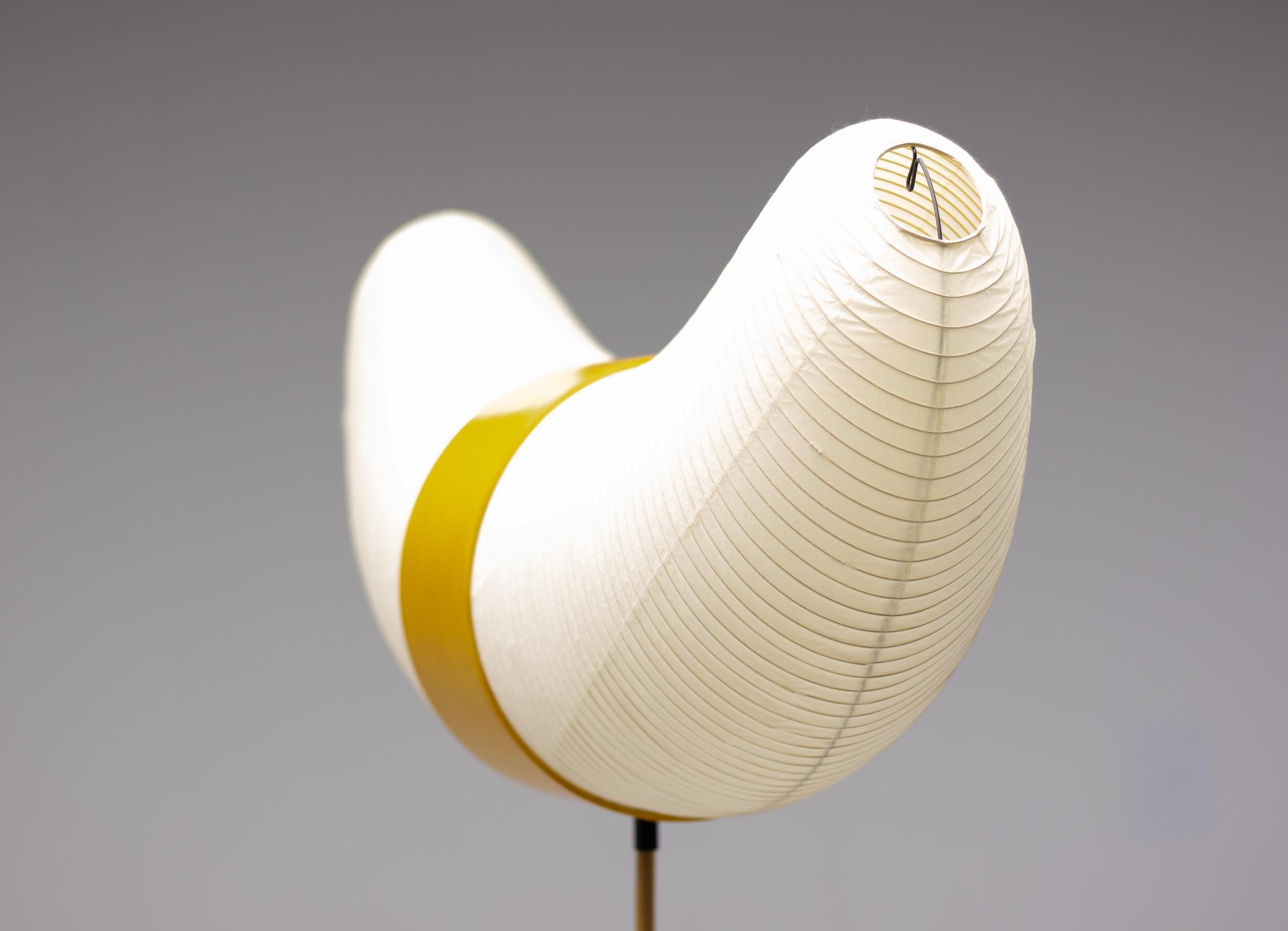 Isamu Noguchi Akari: Stehlampe BB3-33S (Moderne der Mitte des Jahrhunderts) im Angebot