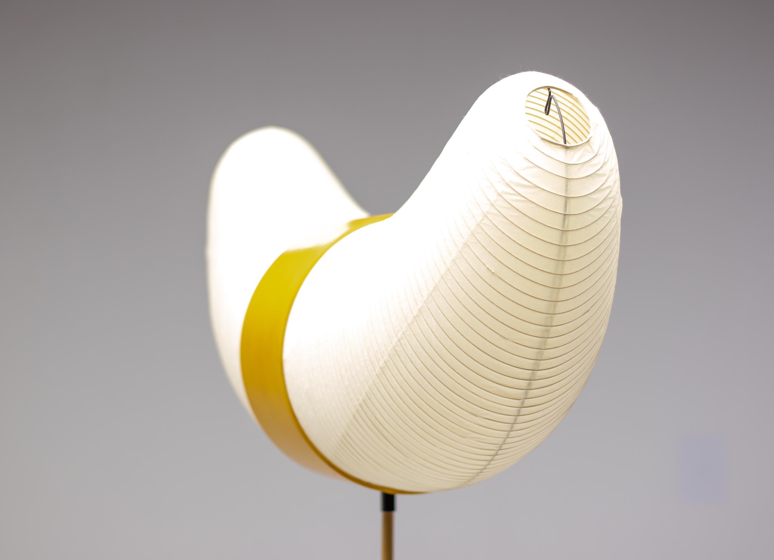 Isamu Noguchi Akari: Stehlampe BB3-33S (Moderne der Mitte des Jahrhunderts) im Angebot