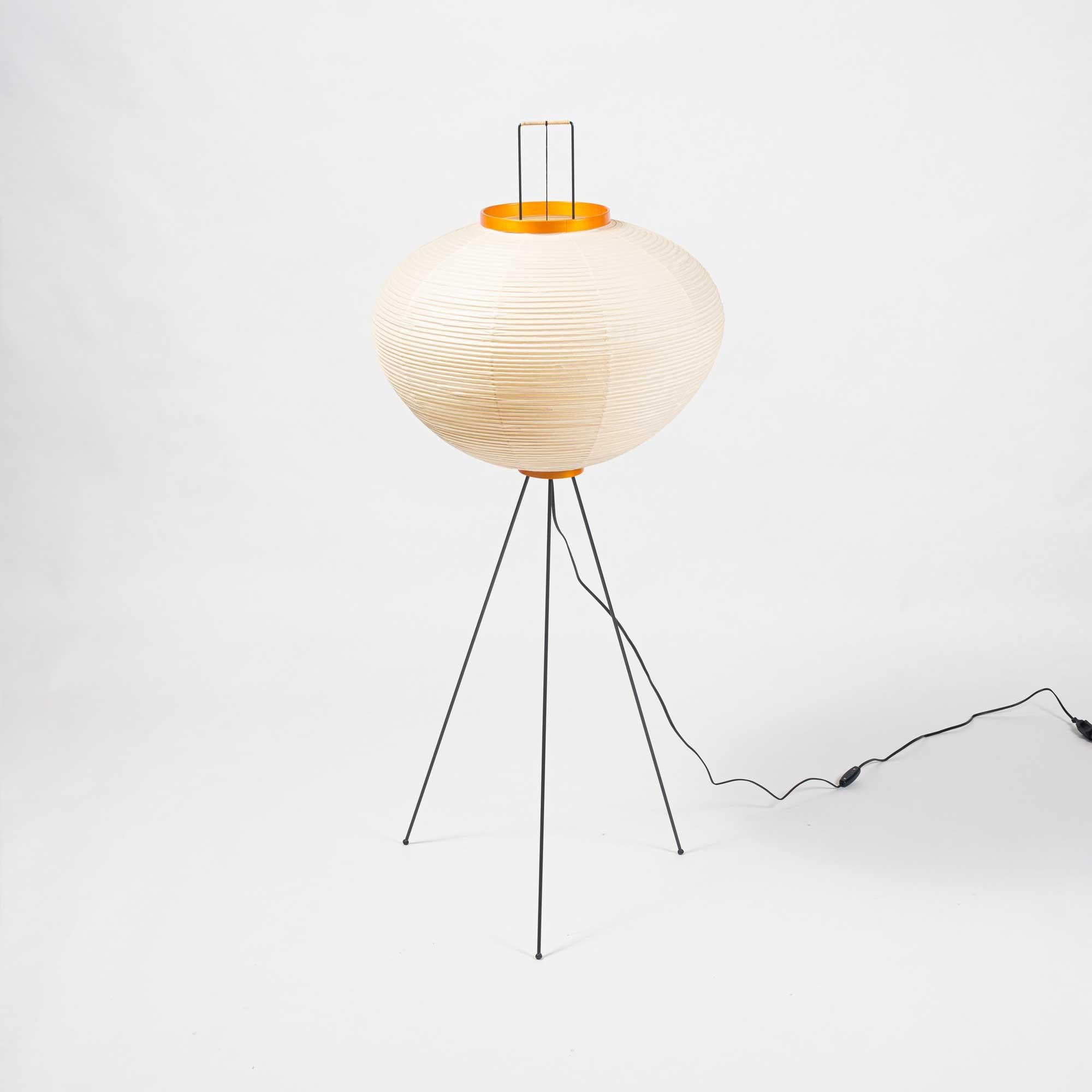 Un lampadaire Noguchi Akari modèle 10A, en parfait état, pas de rayures sur la structure ni de déchirures sur l'abat-jour. Livré avec sa boîte d'origine.