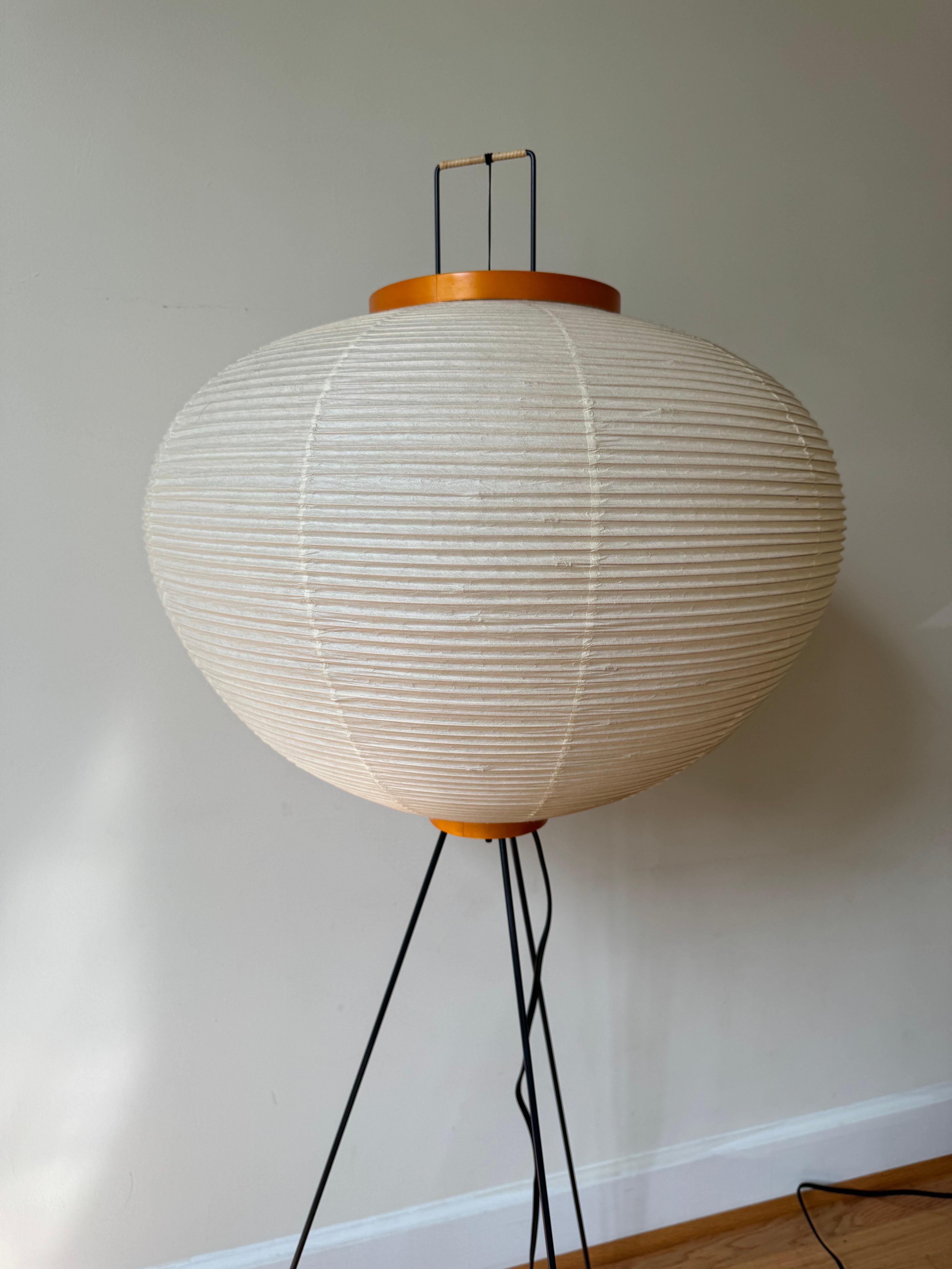 Isamu Noguchi Akari Light Sculpture, Model 10A Floor Lamp In Excellent Condition For Sale In Centreville, VA