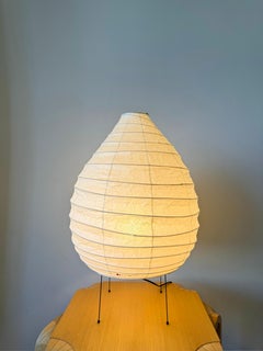 Isamu Noguchi Akari Light Sculpture, Lampada da tavolo Model 22N