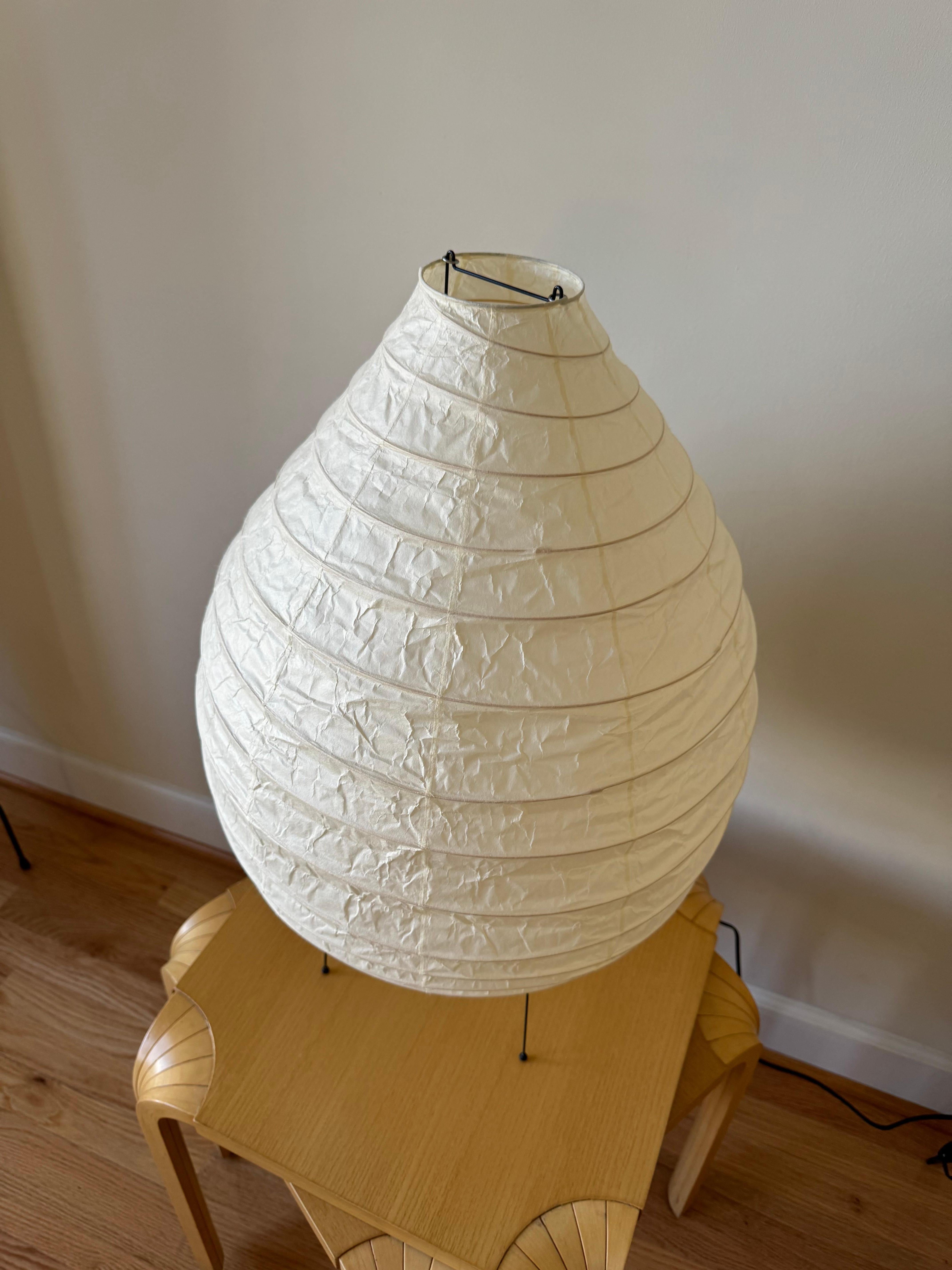 Japanese Isamu Noguchi Akari Light Sculpture, Model 22N Table Lamp For Sale