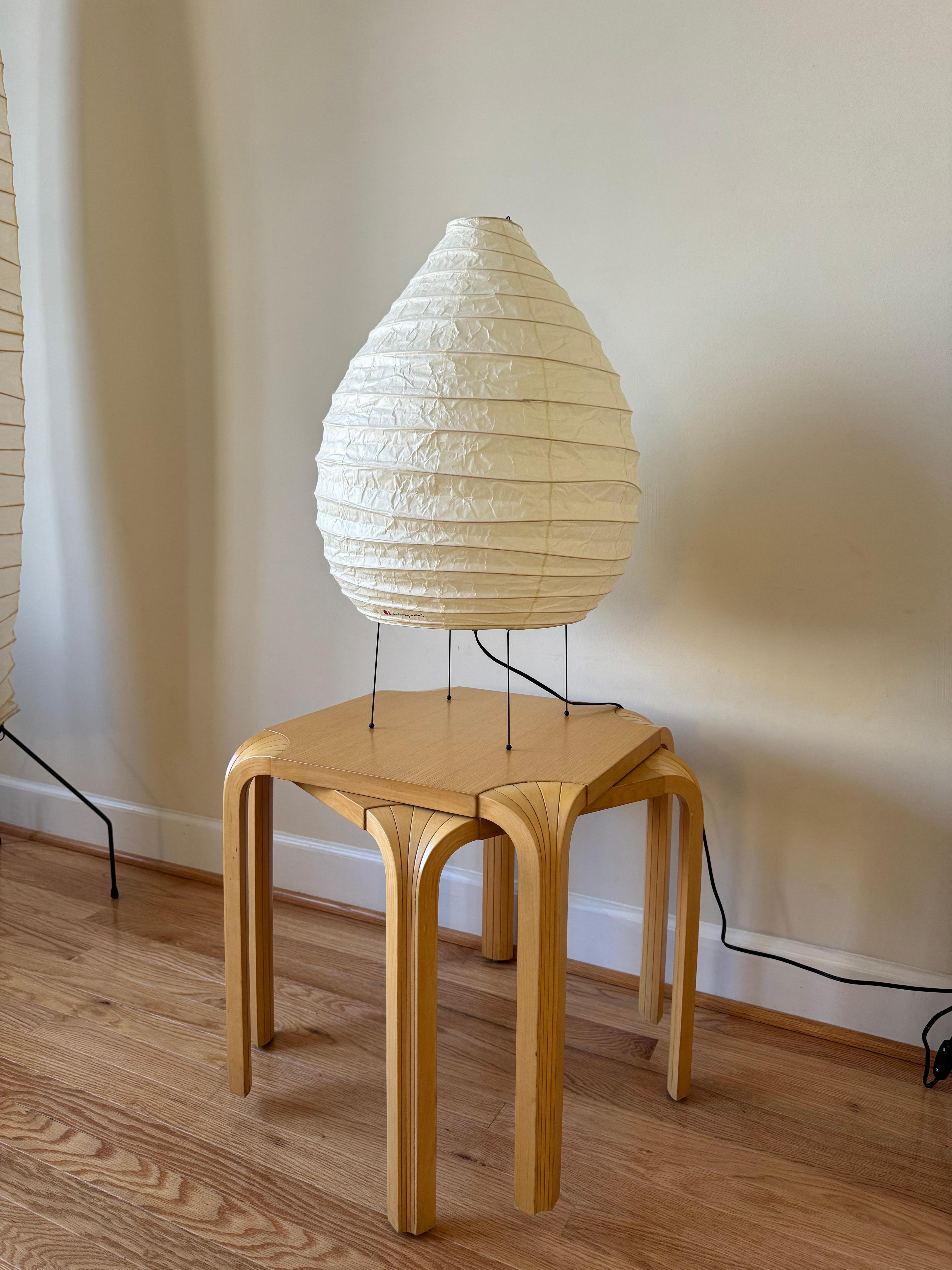 Isamu Noguchi Akari Light Sculpture, Model 22N Table Lamp In Excellent Condition In Centreville, VA