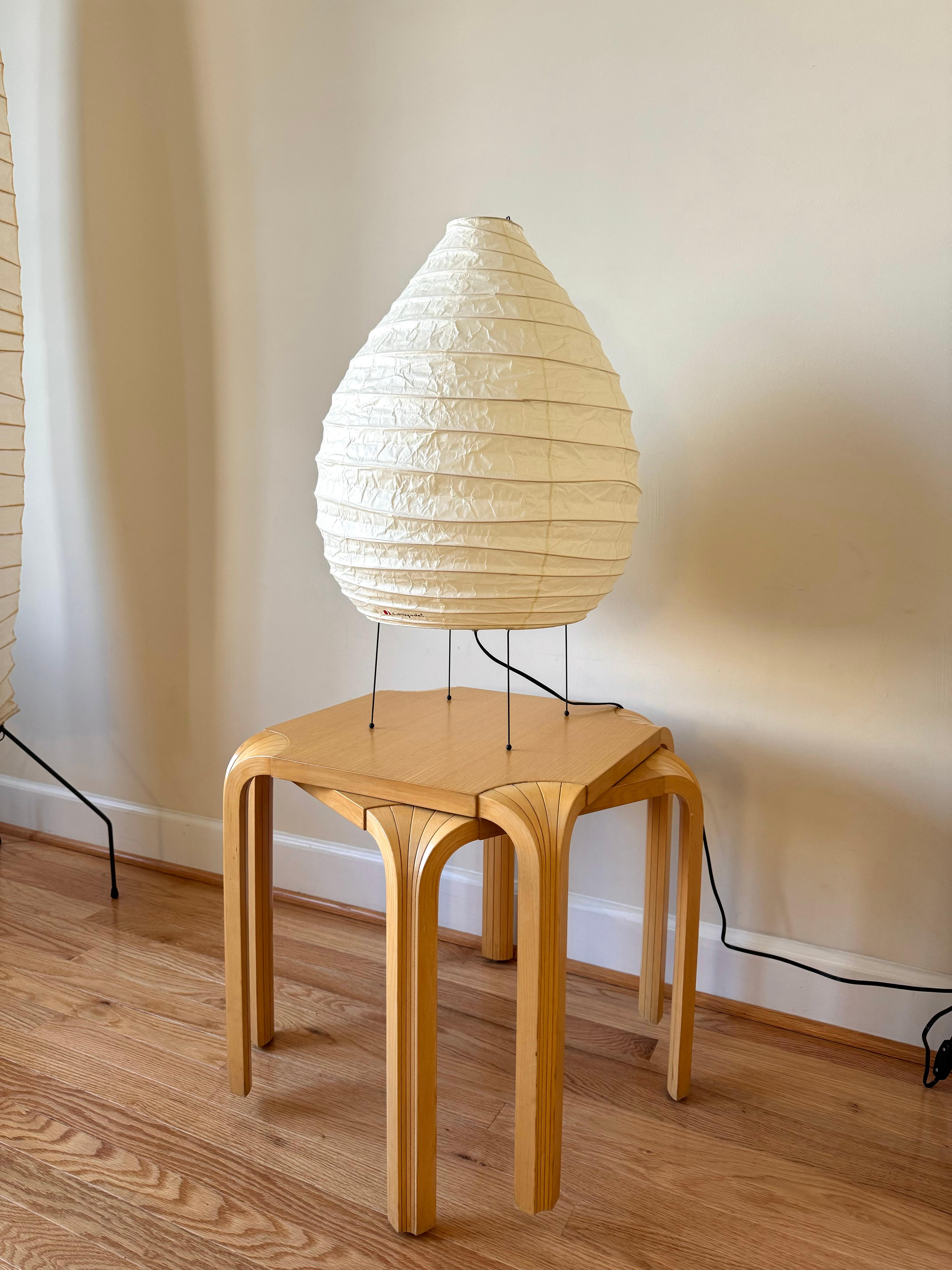 Isamu Noguchi Akari Light Sculpture, Model 22N Table Lamp In Excellent Condition For Sale In Centreville, VA