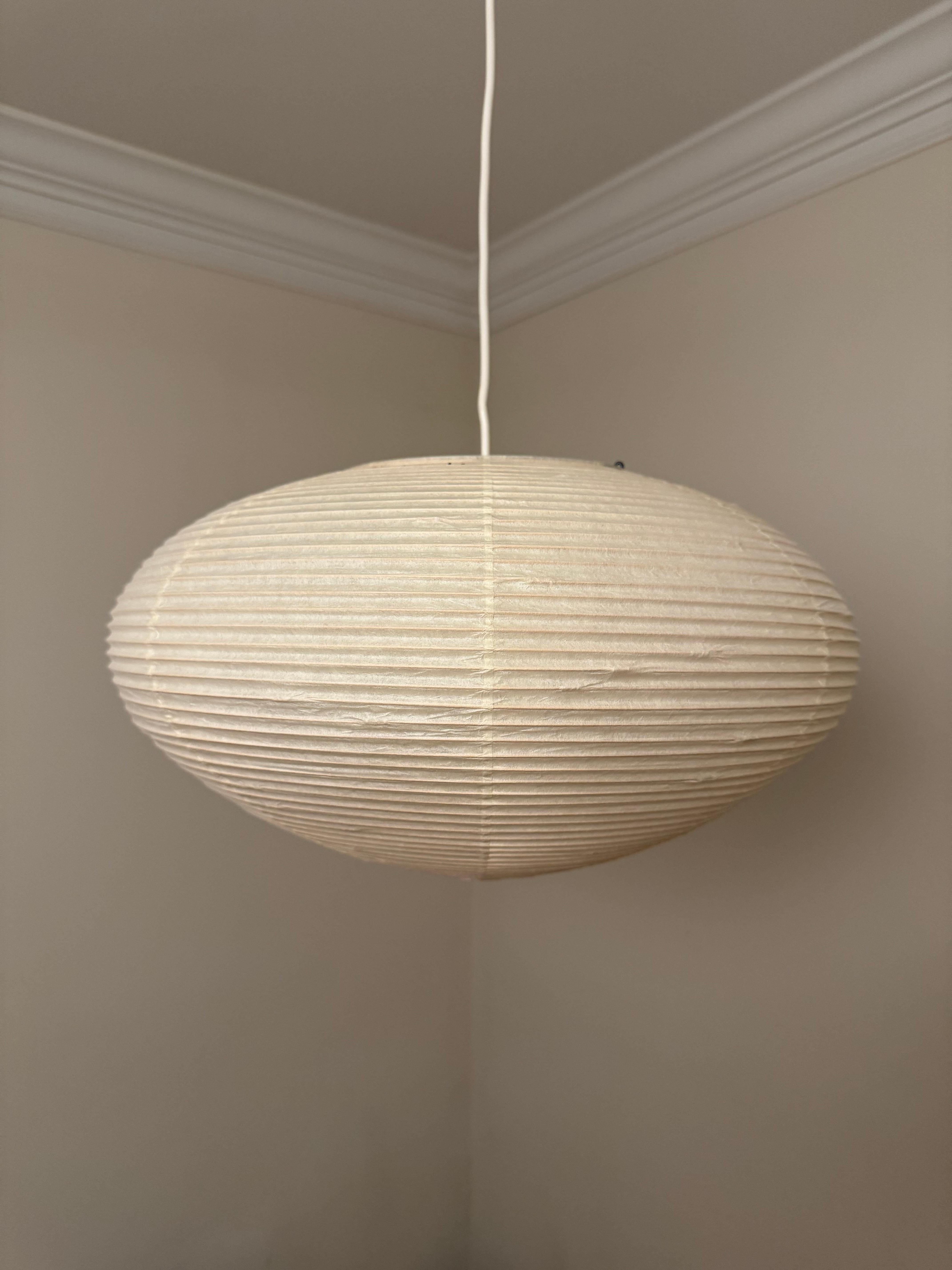 Le sculture Akari Light di Isamu Noguchi sono considerate icone del design moderno degli anni Cinquanta. Disegnate da Noguchi a partire dal 1951 e realizzate a mano per mezzo secolo dal produttore originale di Gifu, in Giappone, le lanterne di carta