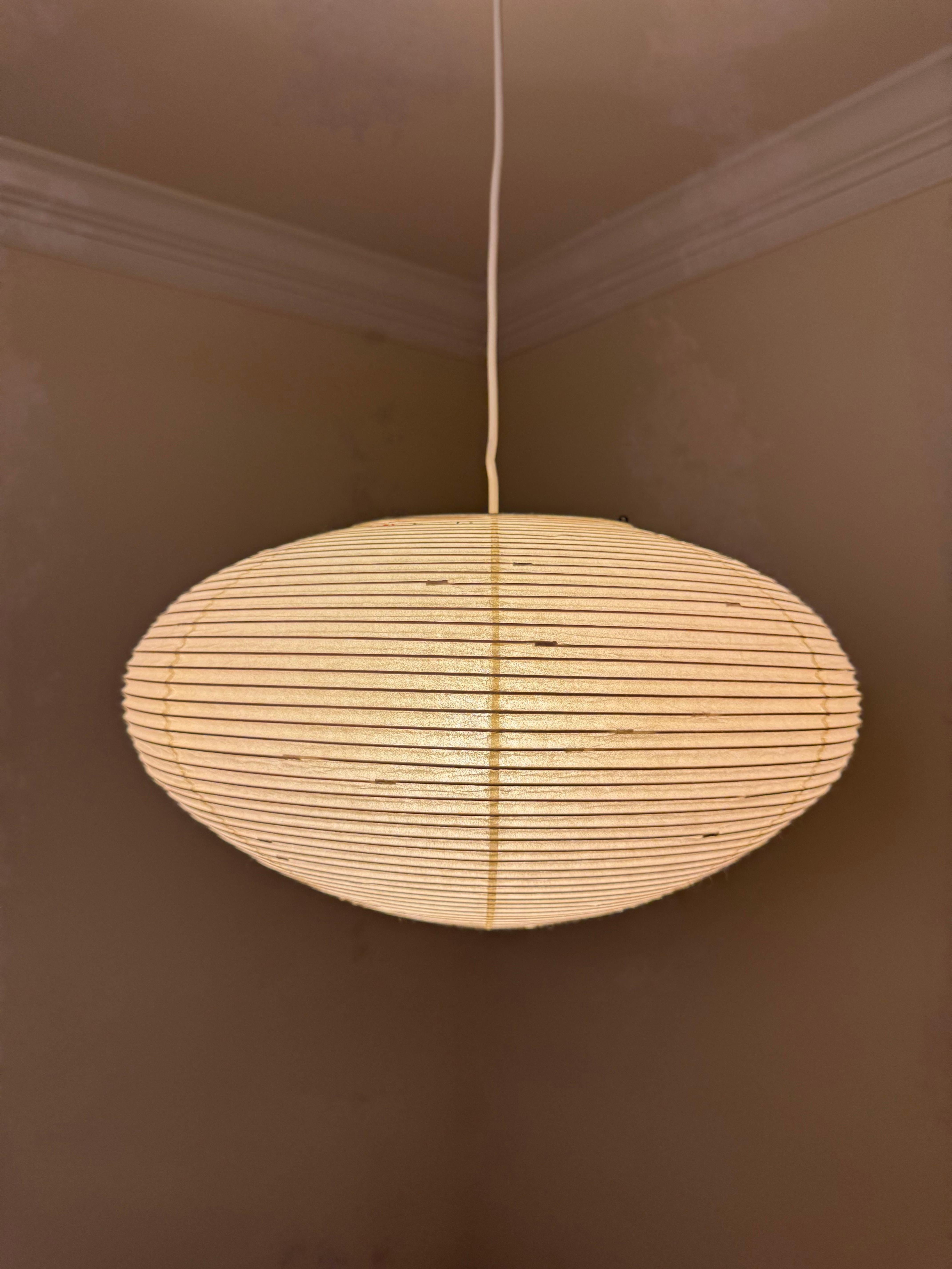 Isamu Noguchi Akari Light Sculpture, Lampada da soffitto modello 26A In condizioni ottime in vendita a Centreville, VA