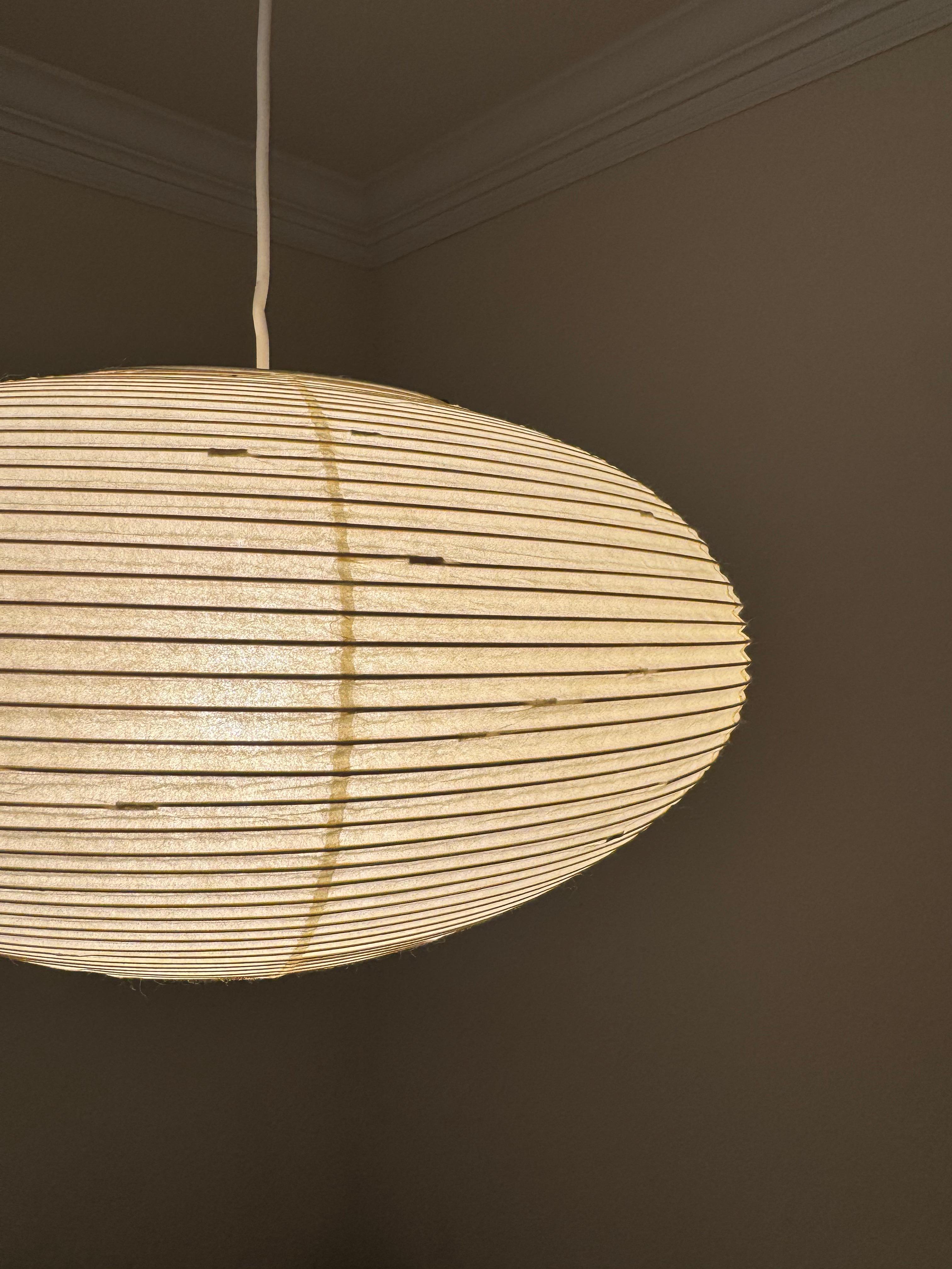 Metà XX secolo Isamu Noguchi Akari Light Sculpture, Lampada da soffitto modello 26A in vendita