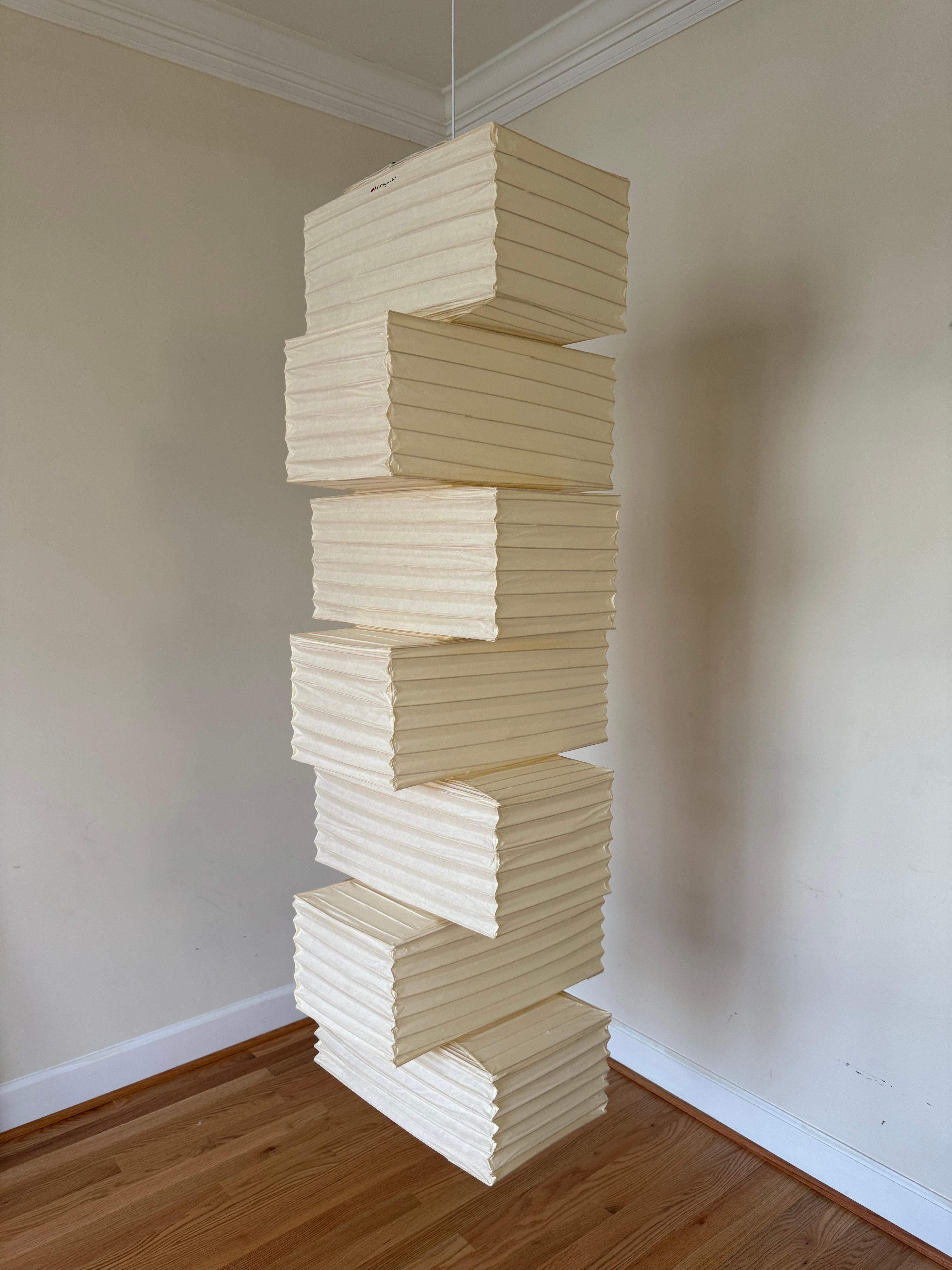 Les sculptures Akari Light d'Isamu Noguchi sont considérées comme des icônes du design moderne des années 1950. Conçues par Noguchi à partir de 1951 et fabriquées à la main depuis un demi-siècle par le fabricant d'origine à Gifu, au Japon, les