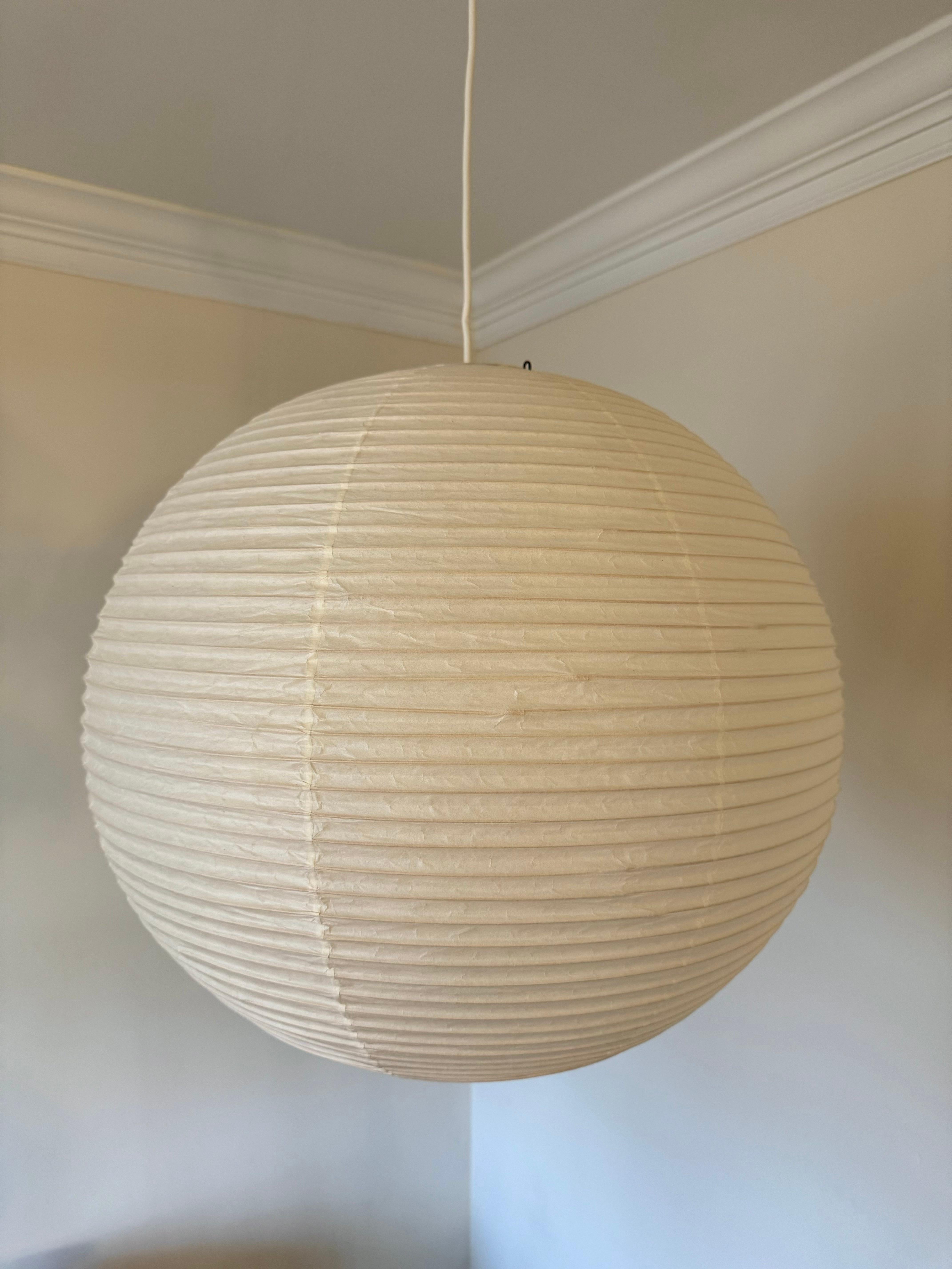 Les sculptures Akari Light d'Isamu Noguchi sont considérées comme des icônes du design moderne des années 1950. Conçues par Noguchi à partir de 1951 et fabriquées à la main depuis un demi-siècle par le fabricant d'origine à Gifu, au Japon, les