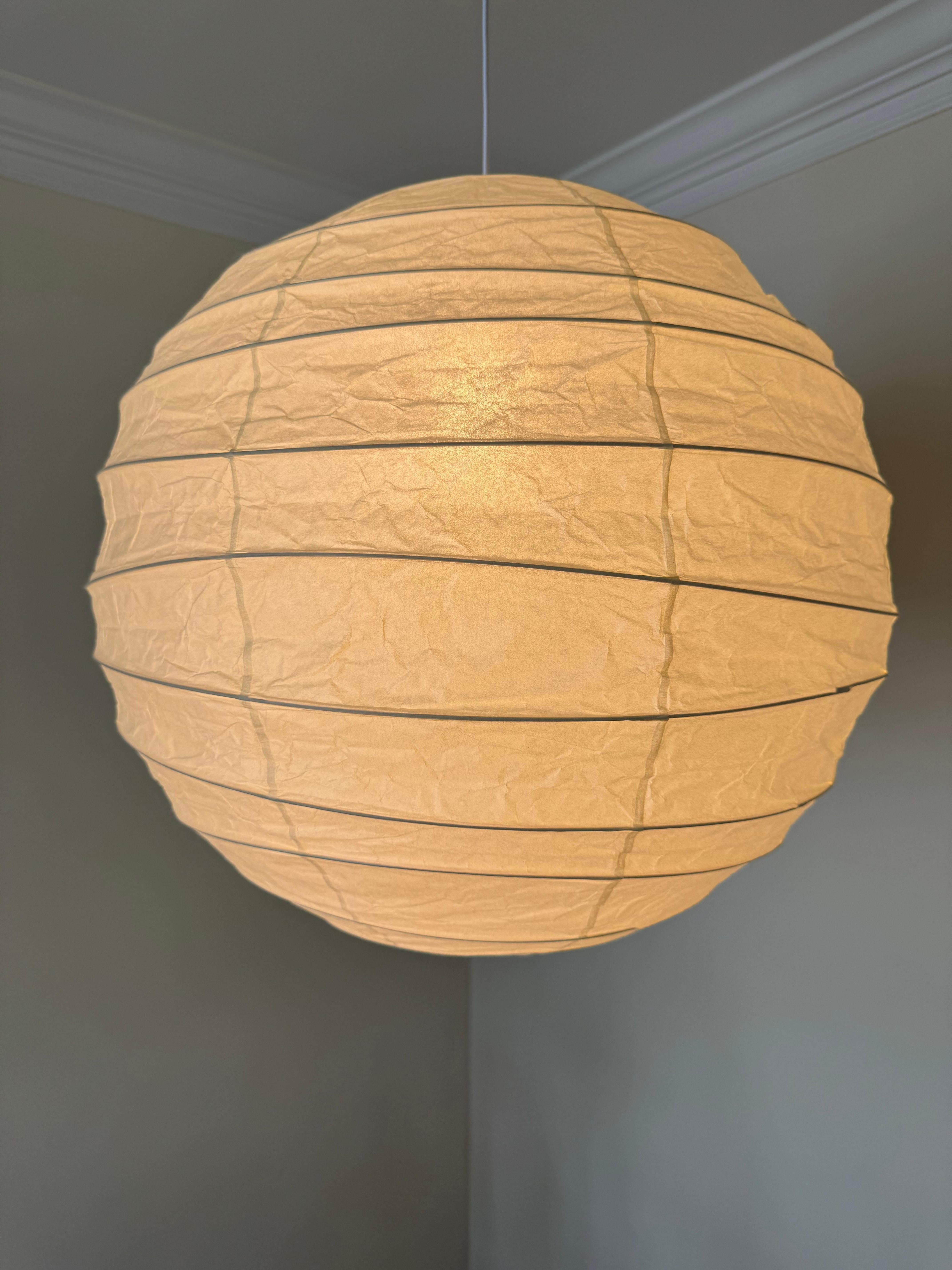 Die Akari-Lichtskulpturen von Isamu Noguchi gelten als Ikonen des modernen Designs der 1950er Jahre. Die 1951 von Noguchi entworfenen und seit einem halben Jahrhundert vom Originalhersteller in Gifu, Japan, handgefertigten Papierlaternen sind eine