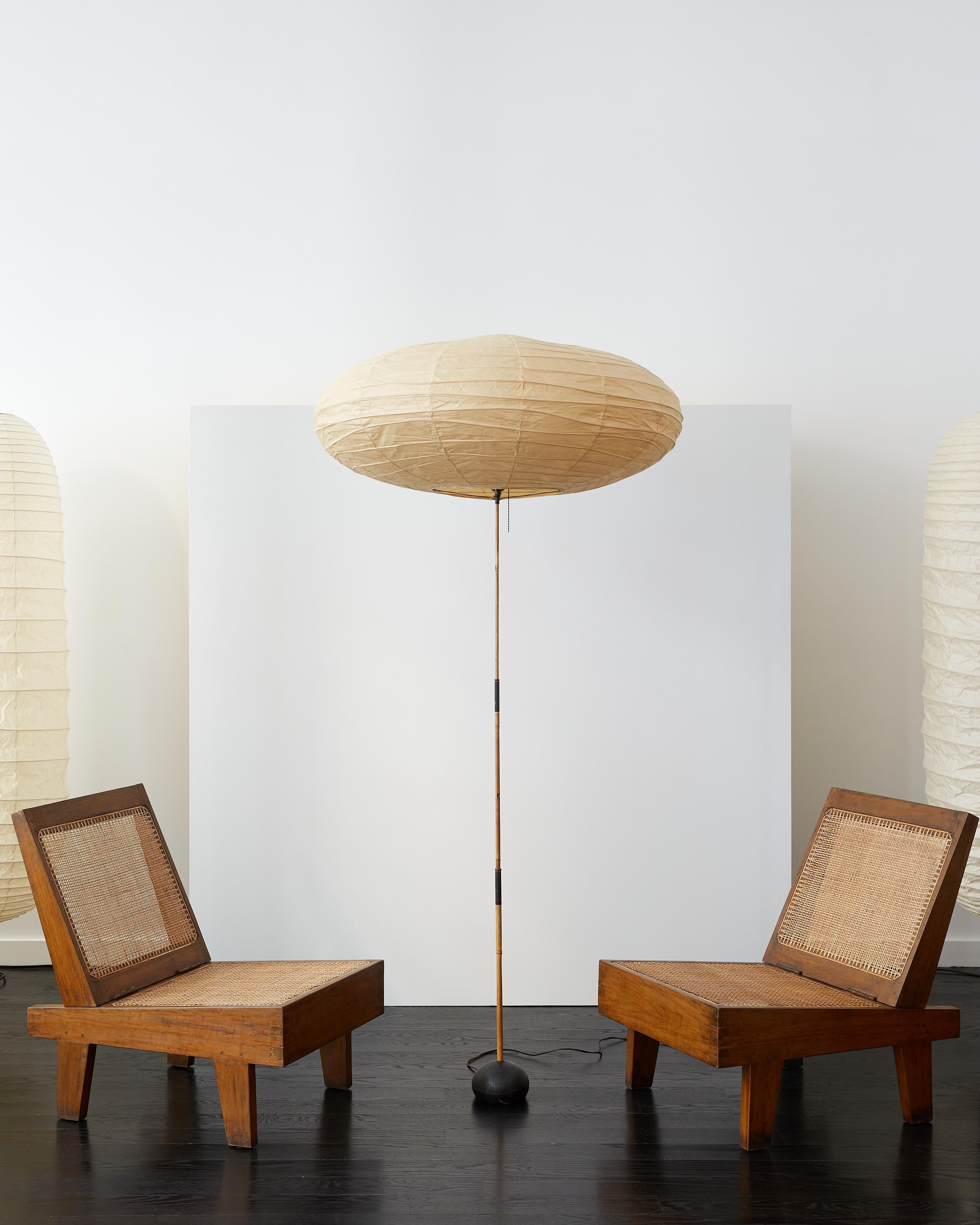Sculpture lumineuse Akari d'Isamu Noguchi, modèle BB3/95EN.

Support BB3 original et précoce avec douille en laiton d'origine et harpe à un bras. Abat-jour fabriqué à la main par Ozeki & Co. Ltd, Gifu, Japon (papier washi, nervures de bambou