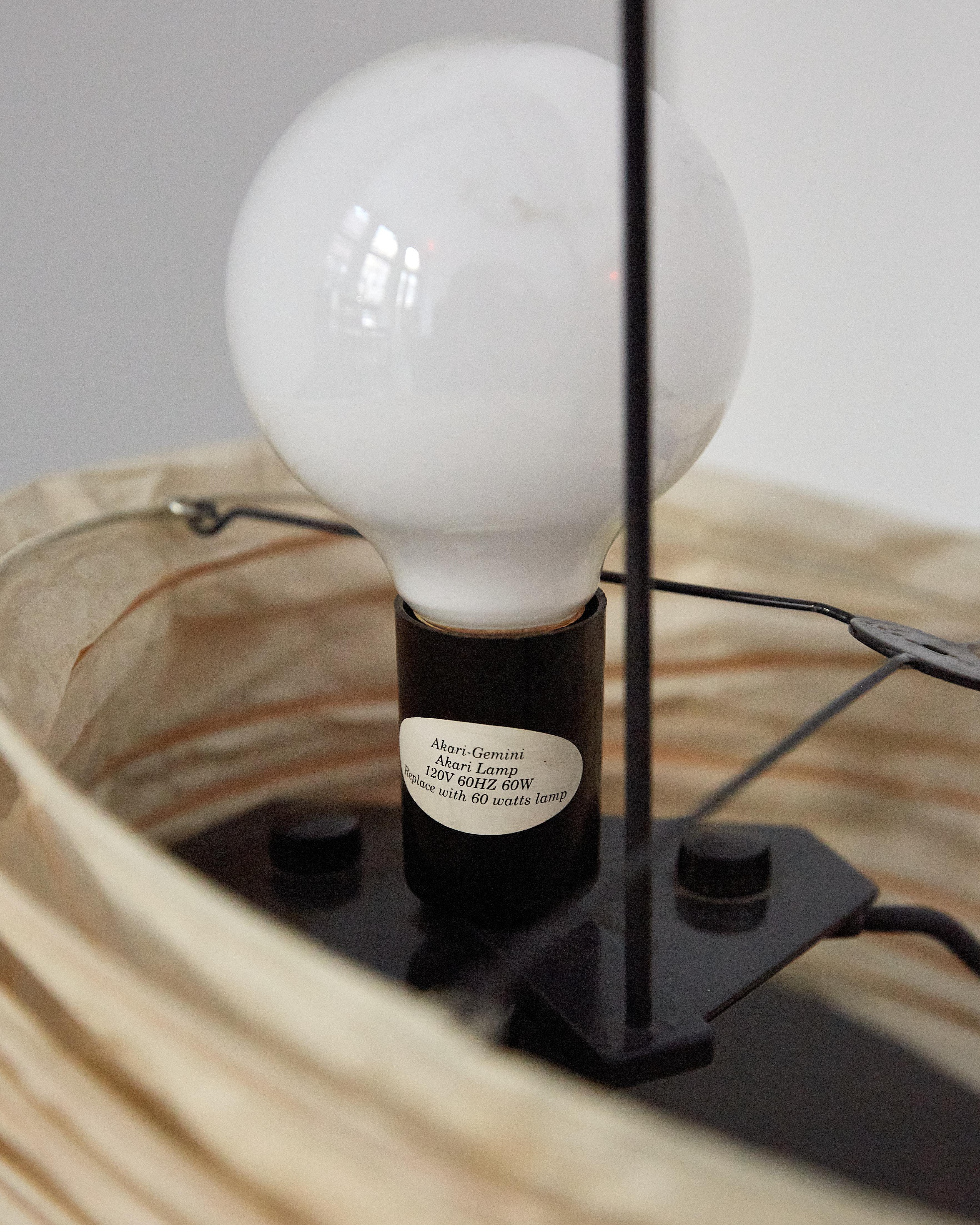 Japonais Sculpture lumineuse Isamu Noguchi Akari, modèle UF2-31N en vente