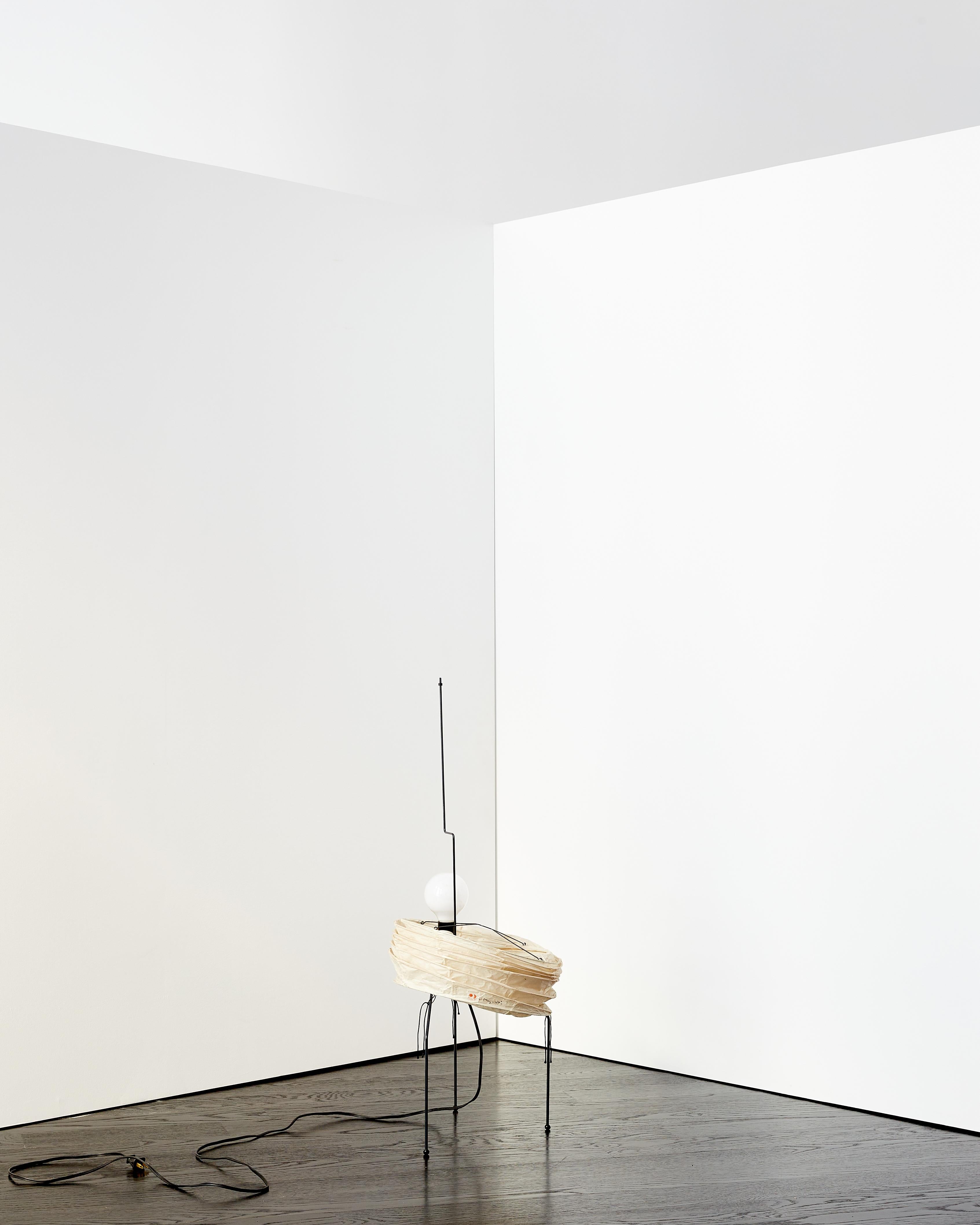 20ième siècle Sculpture lumineuse Isamu Noguchi Akari, modèle UF2-31N en vente