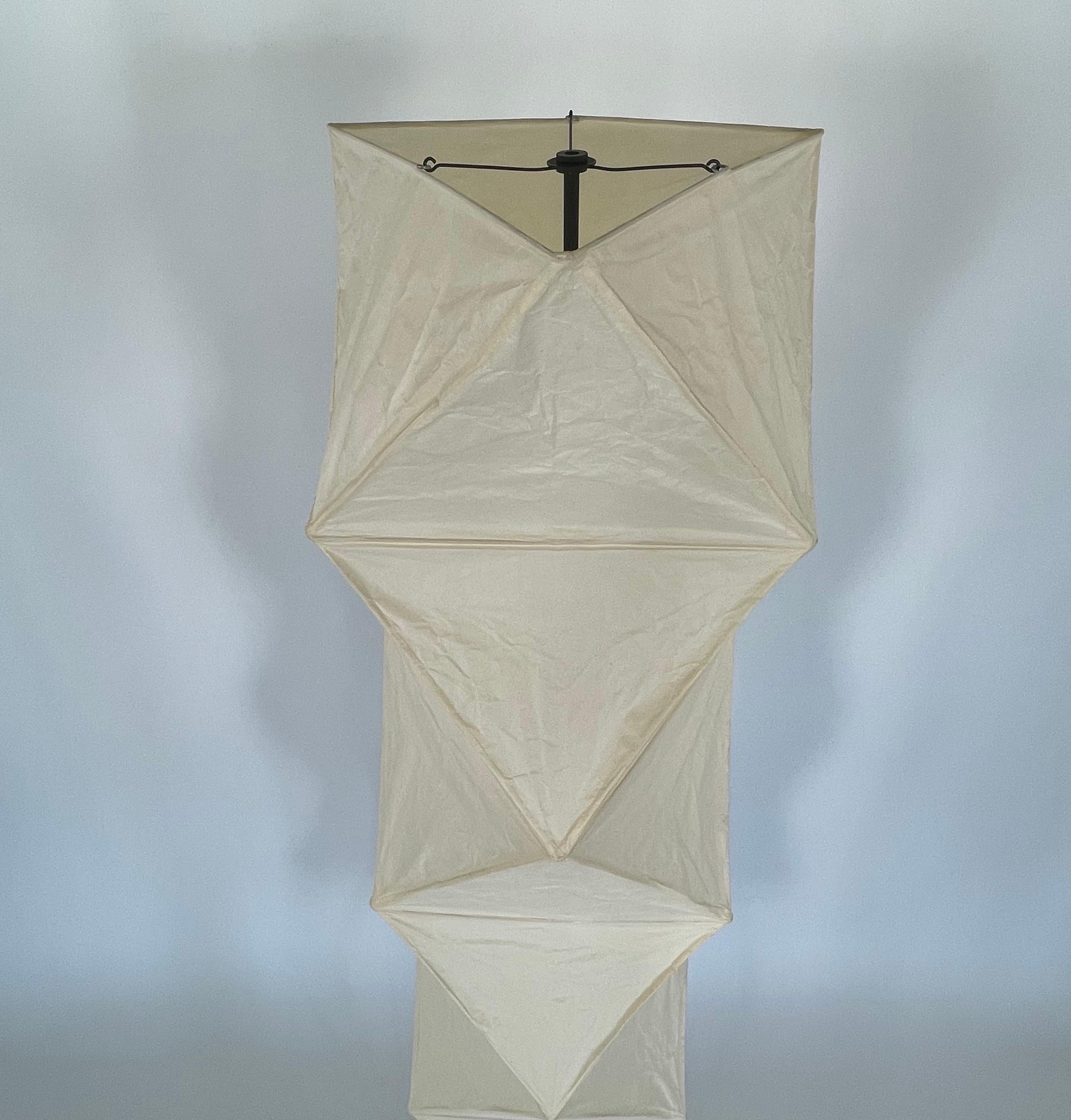 Lampadaire sculpté modèle UF4-L8 d'Isamu Noguchi Akari, Japon, 2021 en vente 2