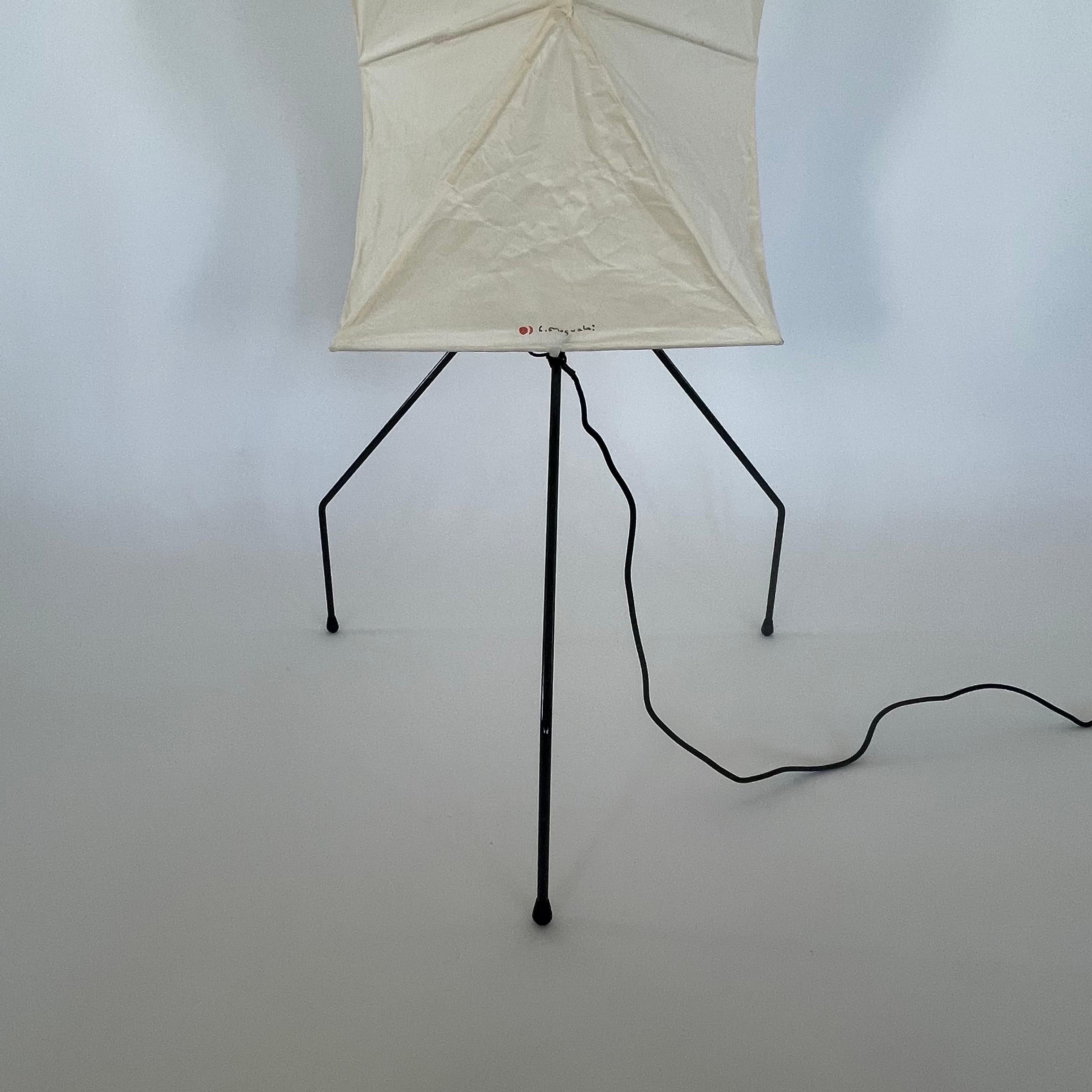 Lampadaire sculpté modèle UF4-L8 d'Isamu Noguchi Akari, Japon, 2021 en vente 3