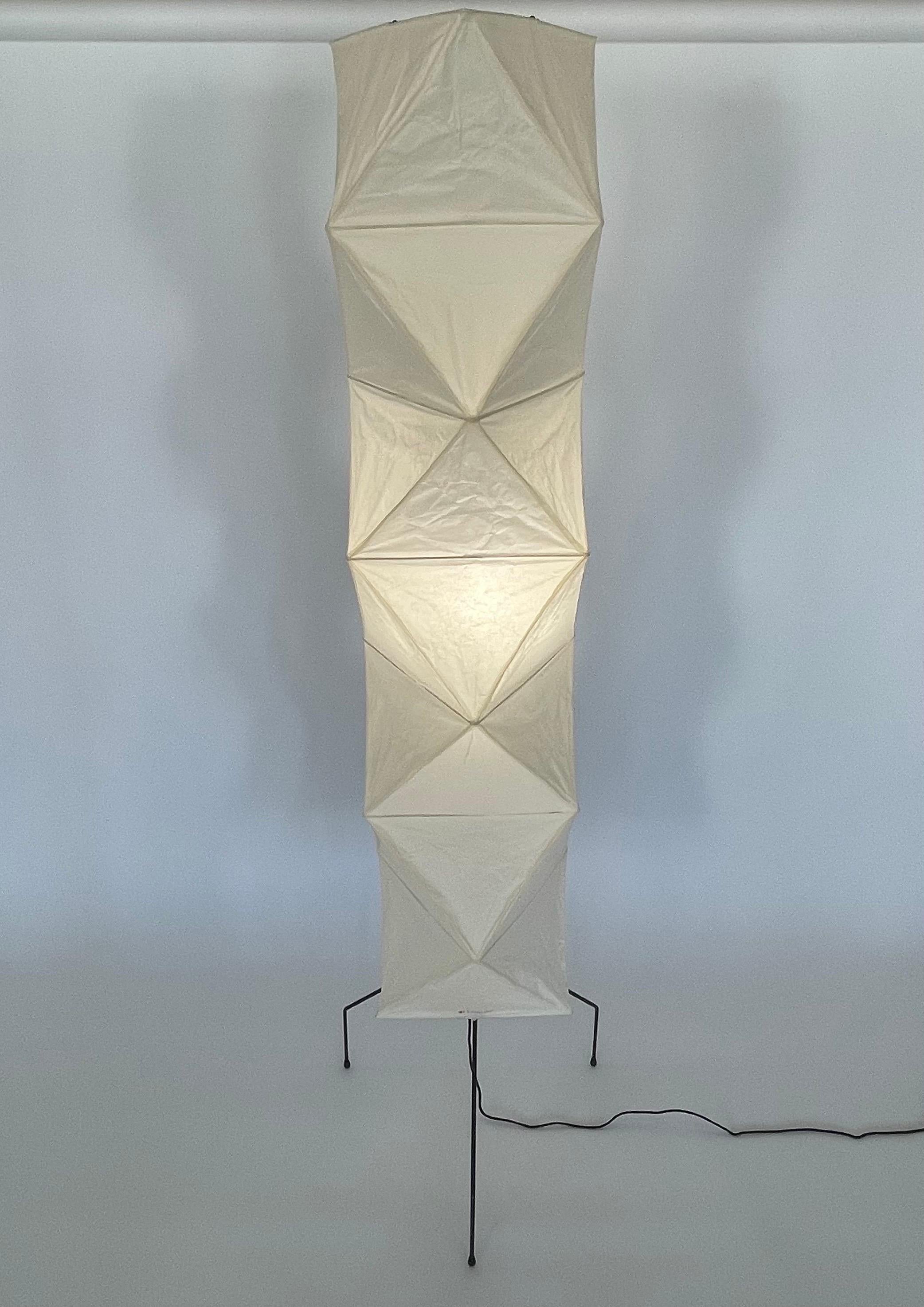 Lampadaire japonais iconique rendu dans un cadre en acier peint en noir avec un abat-jour suspendu en papier de lavage et bambou avec un cordon recouvert de tissu, conçu par Isamu Noguchi en 1951. Signé

Adaptateur pour l'Europe et les Etats-Unis.