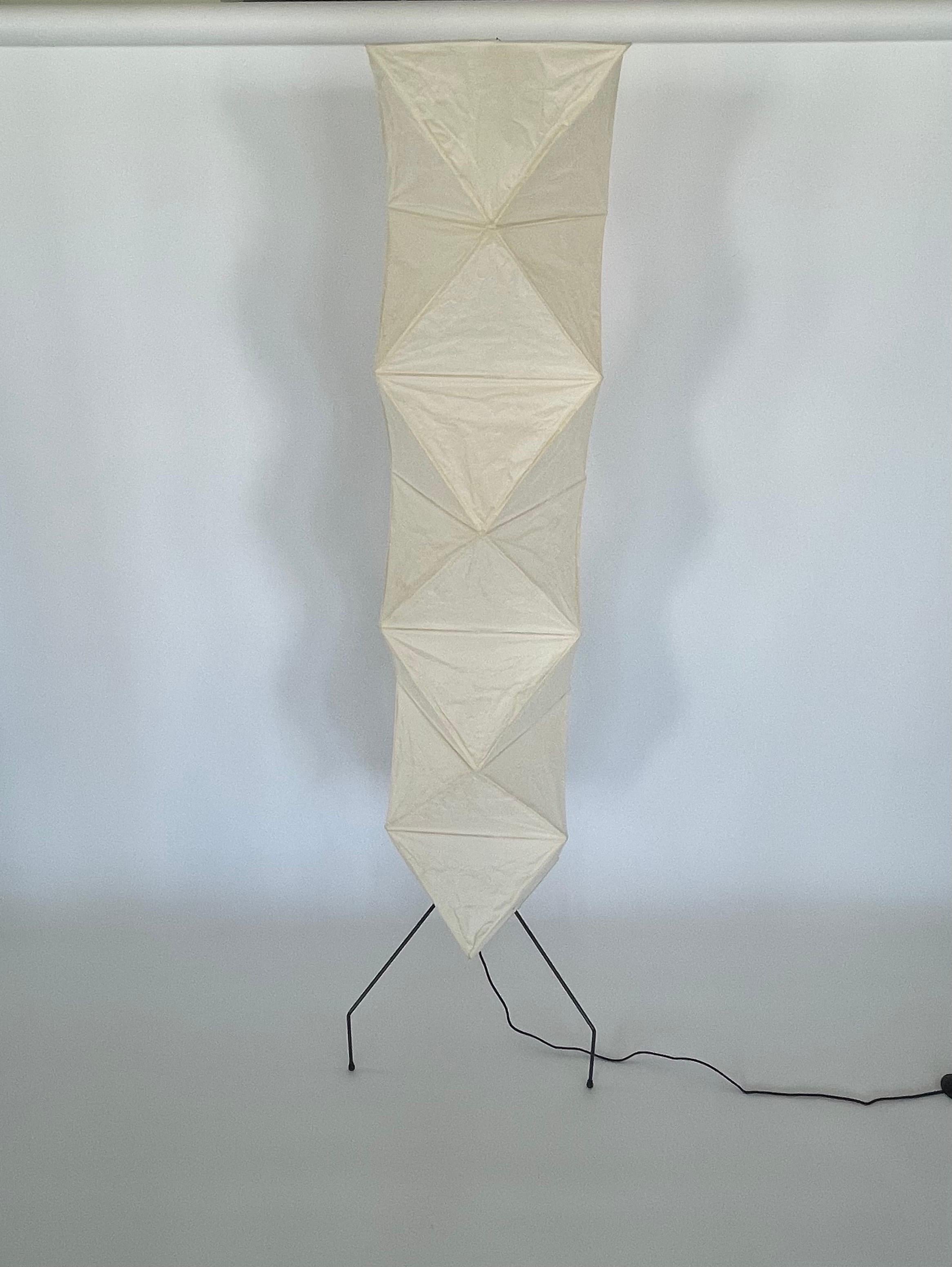 Mid-Century Modern Lampadaire sculpté modèle UF4-L8 d'Isamu Noguchi Akari, Japon, 2021 en vente