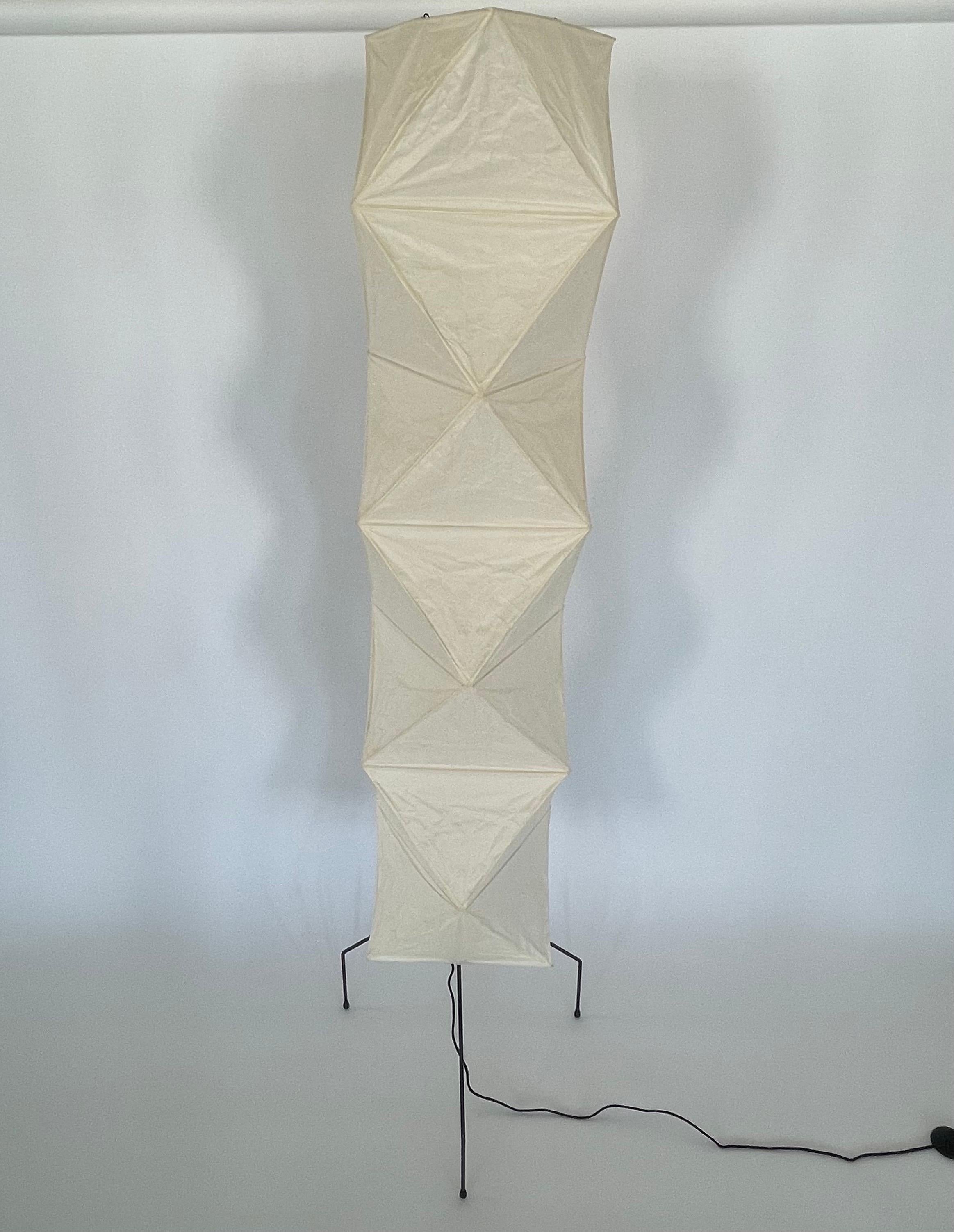 Japonais Lampadaire sculpté modèle UF4-L8 d'Isamu Noguchi Akari, Japon, 2021 en vente