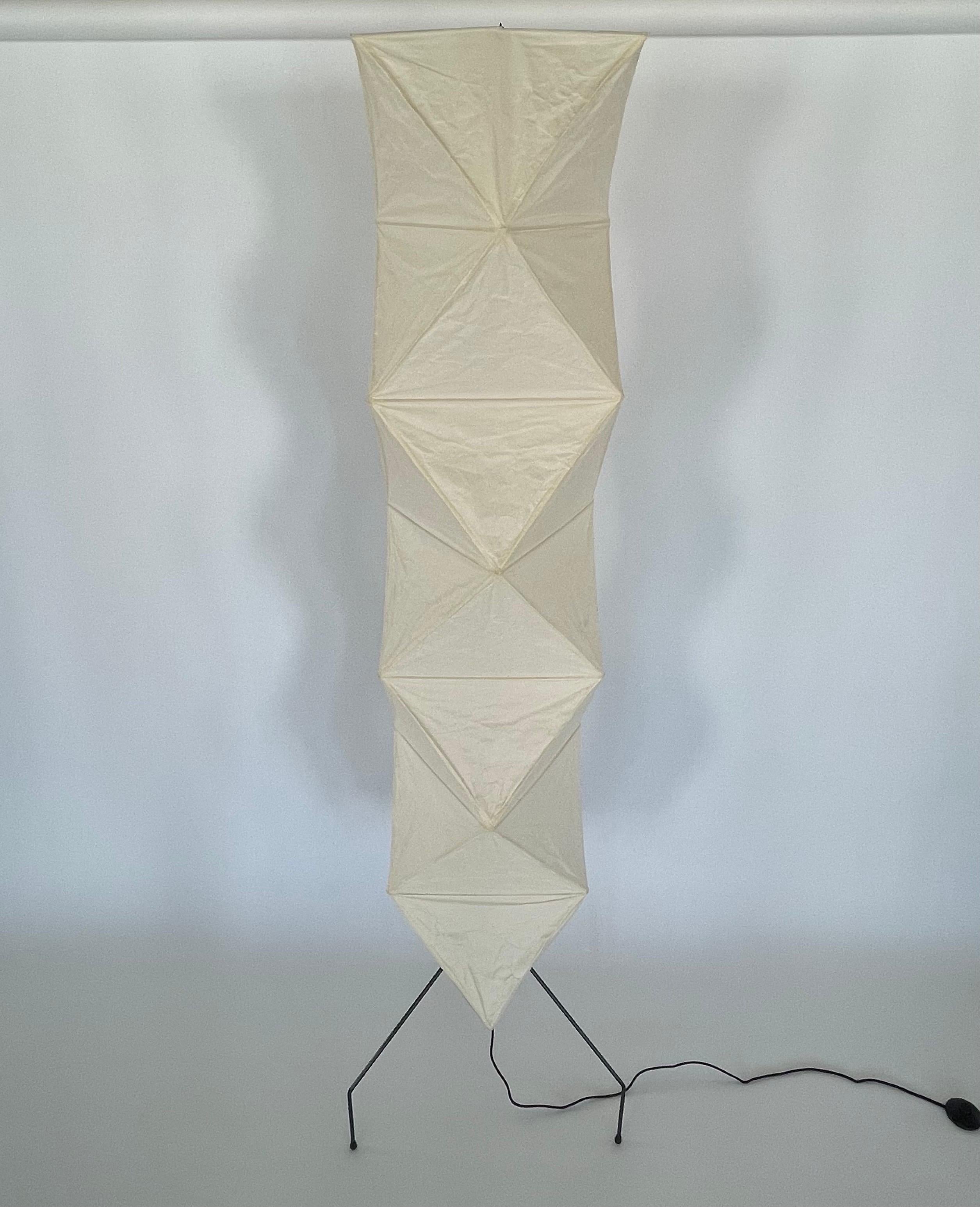 Peint Lampadaire sculpté modèle UF4-L8 d'Isamu Noguchi Akari, Japon, 2021 en vente