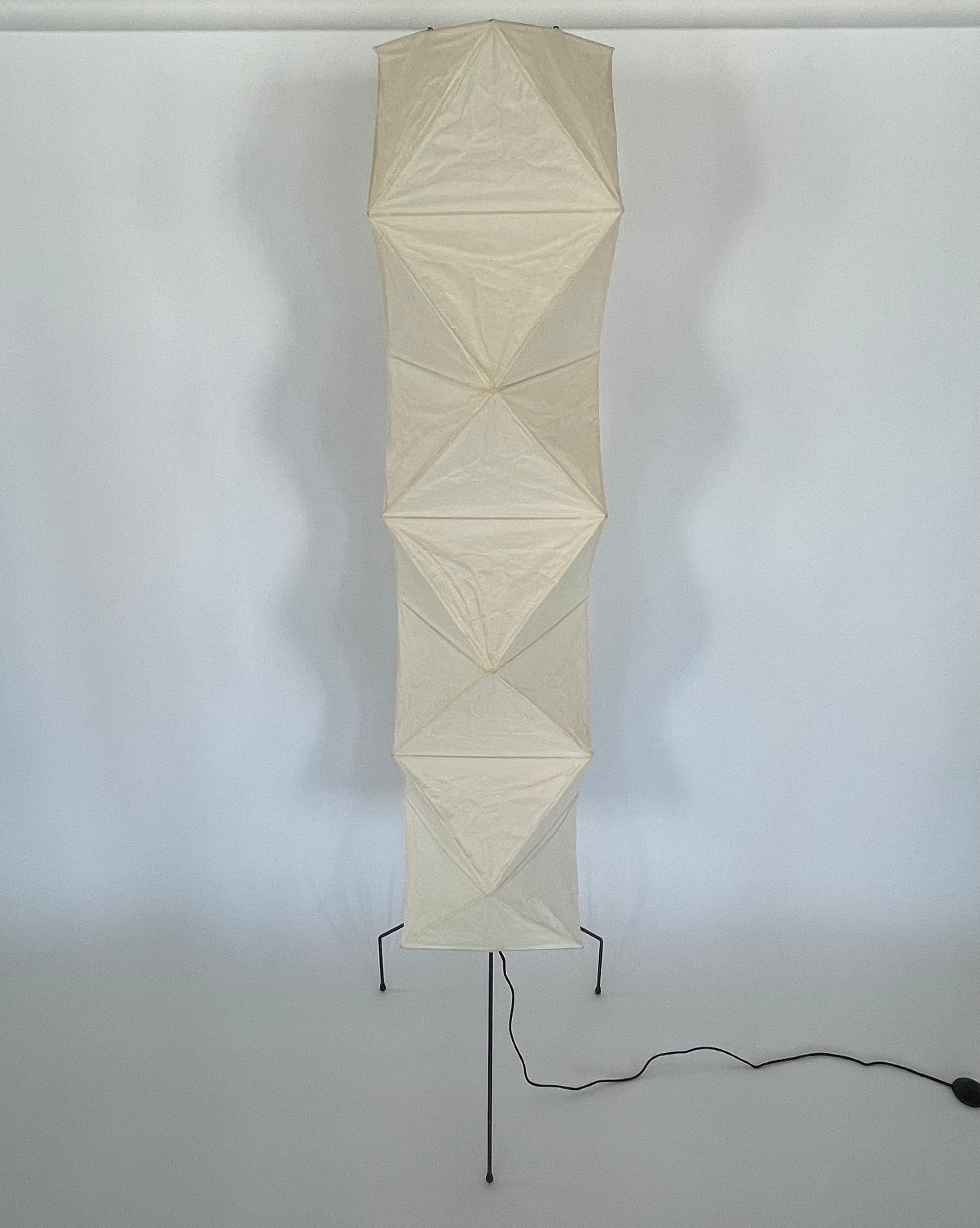 Lampadaire sculpté modèle UF4-L8 d'Isamu Noguchi Akari, Japon, 2021 Bon état - En vente à Miami, FL